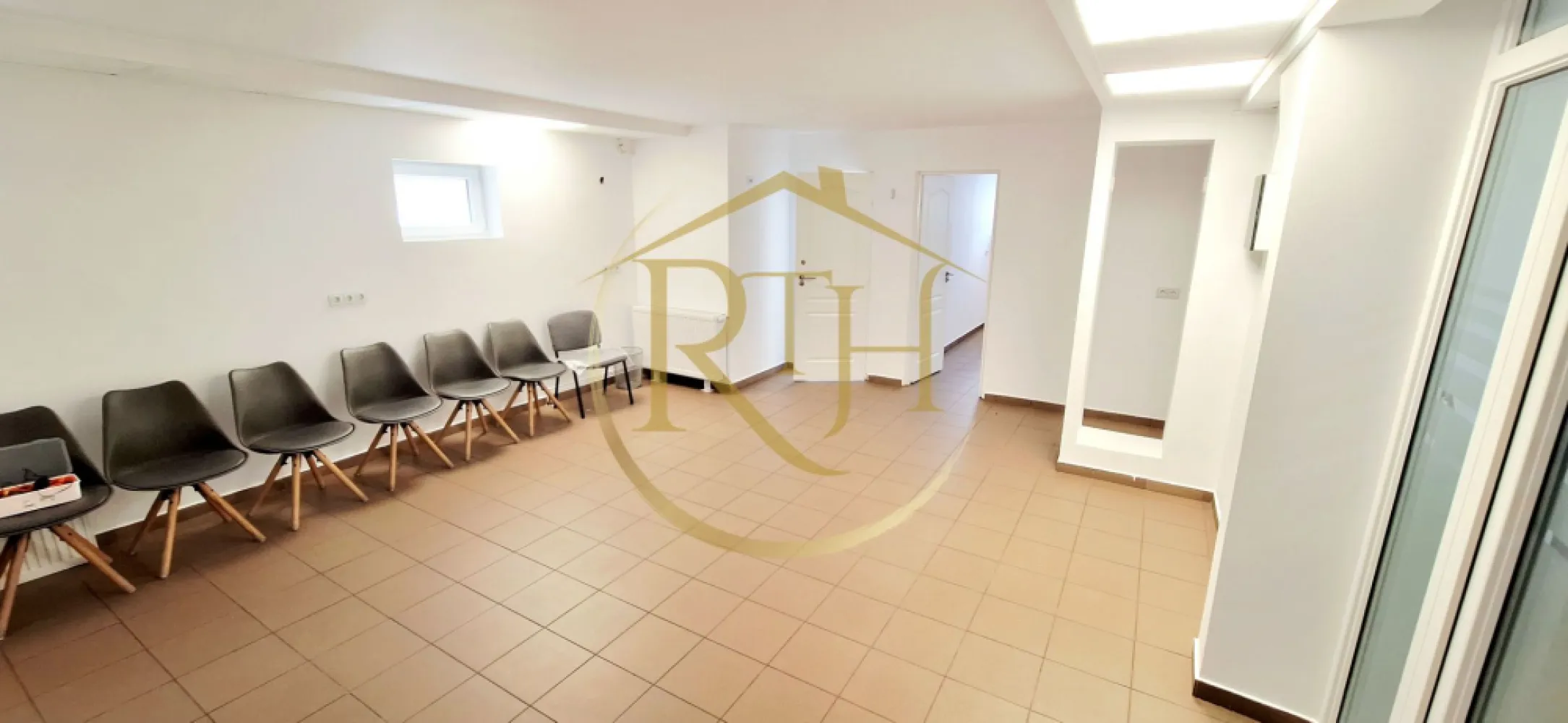 Spațiu comercial SAD de închiriat – Calea Martirilor, Timișoara, 0% comision - Spațiu comercial SAD de închiriat, situat într-o zonă foarte bine poziționată din Timișoara, pe Calea Martirilor, la parterul unui bloc în care funcționează deja mai multe spații cu diverse activități comerciale și de servicii. Zona beneficiază de acces facil, vizibilitate bună și trafic constant, fiind ideală pentru desfășurarea unei game variate de activități profesionale și comerciale.

Spațiul are o suprafață utilă de 53 mp și o suprafață construită de 60 mp, fiind compartimentat practic și eficient în două încăperi mai mici și o încăpere principală mai generoasă, la care se adaugă grup sanitar și spațiu de depozitare. Compartimentarea permite adaptarea ușoară în funcție de necesitățile viitorului chiriaș, oferind atât zone pentru lucru individual sau birouri, cât și spațiu pentru recepție, sală de așteptare sau activități comerciale.
Poziționarea reprezintă unul dintre principalele avantaje ale proprietății, spațiul aflându-se la doar 2 minute de Lidl, la aproximativ 5 minute de Spitalul Județean și foarte aproape de mijloacele de transport în comun, ceea ce îl face ușor accesibil atât pentru clienți, cât și pentru angajați. Zona este una activă și bine dezvoltată, cu numeroase blocuri de locuințe și puncte de interes în apropiere.
Datorită compartimentării și amplasării, spațiul este potrivit pentru multiple activități precum cabinete medicale, cabinete veterinare, birouri, contabilitate, consultanță, salon de înfrumusețare, cosmetică, salon de masaj, agenție imobiliară, showroom, activități de servicii, meditații sau alte activități comerciale și profesionale.

Vizionare online : 
Prețul chiriei este de 850 euro/lună, ușor negociabil, iar garanția este echivalentul unei luni de chirie. 0% comision .
Vizionare online : https://youtu.be/0sRJIi4aSlc?is=u7c-IIGEPhQoSyxu
Proprietatea este reprezentată de RealTimHouse.ro – Un pas spre un loc doar al tău!
