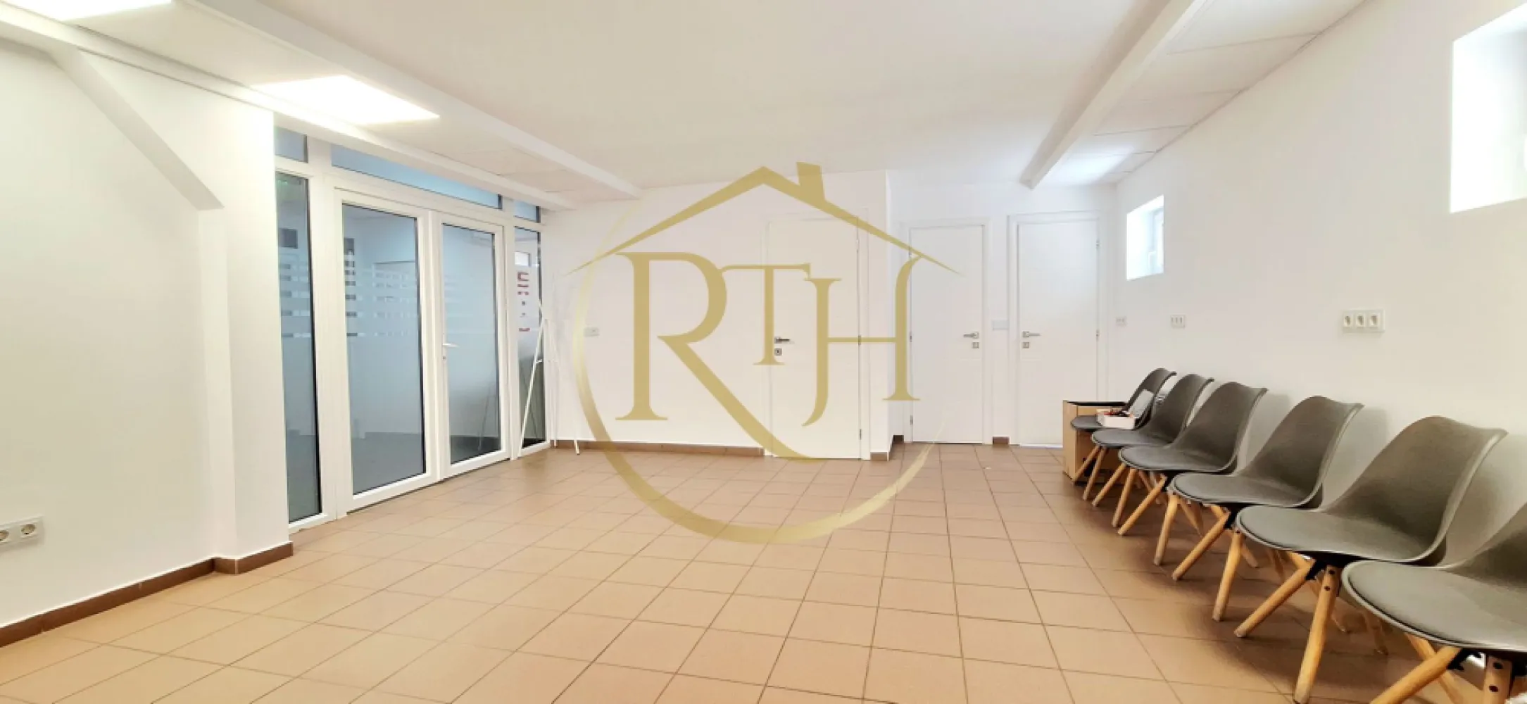 Spațiu comercial SAD de închiriat – Calea Martirilor, Timișoara, 0% comision - Spațiu comercial SAD de închiriat, situat într-o zonă foarte bine poziționată din Timișoara, pe Calea Martirilor, la parterul unui bloc în care funcționează deja mai multe spații cu diverse activități comerciale și de servicii. Zona beneficiază de acces facil, vizibilitate bună și trafic constant, fiind ideală pentru desfășurarea unei game variate de activități profesionale și comerciale.

Spațiul are o suprafață utilă de 53 mp și o suprafață construită de 60 mp, fiind compartimentat practic și eficient în două încăperi mai mici și o încăpere principală mai generoasă, la care se adaugă grup sanitar și spațiu de depozitare. Compartimentarea permite adaptarea ușoară în funcție de necesitățile viitorului chiriaș, oferind atât zone pentru lucru individual sau birouri, cât și spațiu pentru recepție, sală de așteptare sau activități comerciale.
Poziționarea reprezintă unul dintre principalele avantaje ale proprietății, spațiul aflându-se la doar 2 minute de Lidl, la aproximativ 5 minute de Spitalul Județean și foarte aproape de mijloacele de transport în comun, ceea ce îl face ușor accesibil atât pentru clienți, cât și pentru angajați. Zona este una activă și bine dezvoltată, cu numeroase blocuri de locuințe și puncte de interes în apropiere.
Datorită compartimentării și amplasării, spațiul este potrivit pentru multiple activități precum cabinete medicale, cabinete veterinare, birouri, contabilitate, consultanță, salon de înfrumusețare, cosmetică, salon de masaj, agenție imobiliară, showroom, activități de servicii, meditații sau alte activități comerciale și profesionale.

Vizionare online : 
Prețul chiriei este de 850 euro/lună, ușor negociabil, iar garanția este echivalentul unei luni de chirie. 0% comision .
Vizionare online : https://youtu.be/0sRJIi4aSlc?is=u7c-IIGEPhQoSyxu
Proprietatea este reprezentată de RealTimHouse.ro – Un pas spre un loc doar al tău!