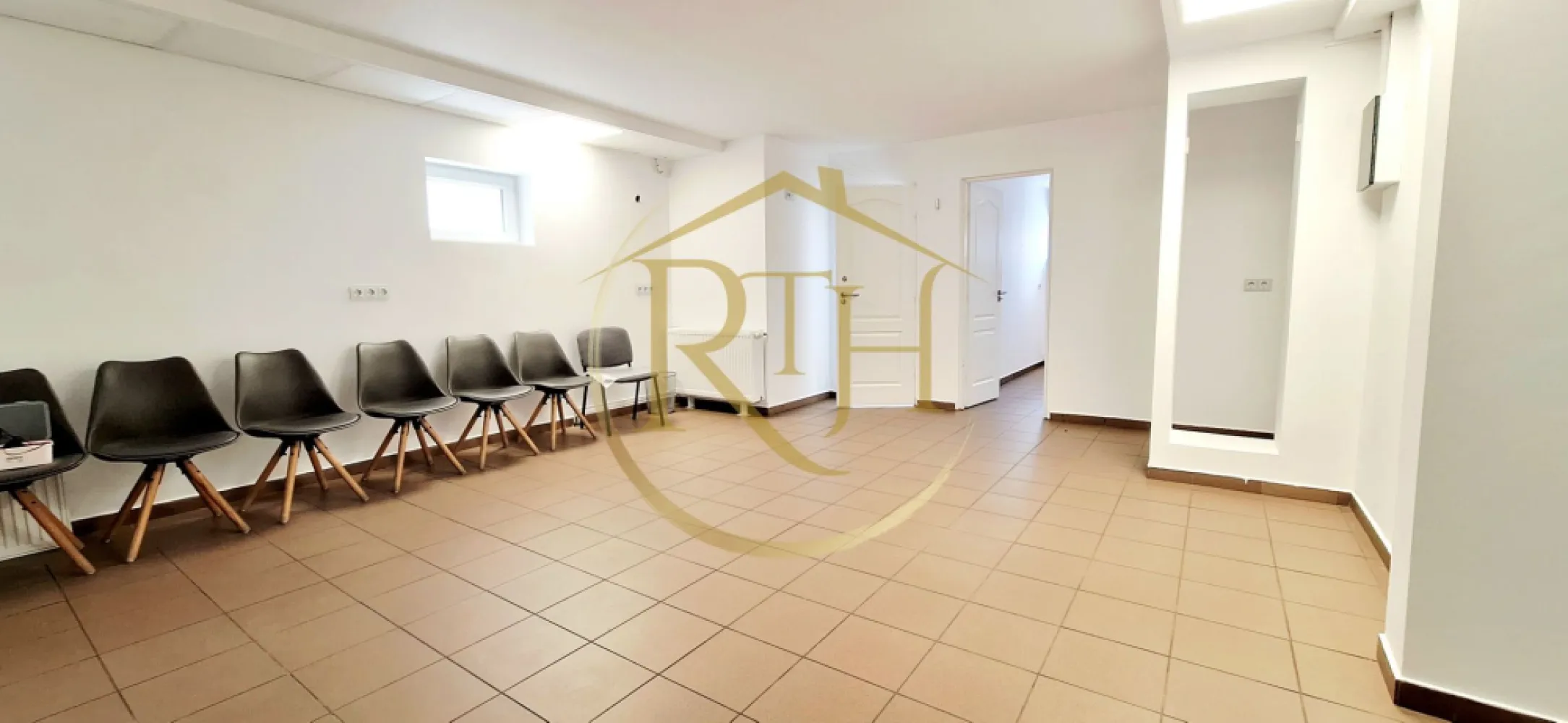 Spațiu comercial SAD de închiriat – Calea Martirilor, Timișoara, 0% comision - Spațiu comercial SAD de închiriat, situat într-o zonă foarte bine poziționată din Timișoara, pe Calea Martirilor, la parterul unui bloc în care funcționează deja mai multe spații cu diverse activități comerciale și de servicii. Zona beneficiază de acces facil, vizibilitate bună și trafic constant, fiind ideală pentru desfășurarea unei game variate de activități profesionale și comerciale.

Spațiul are o suprafață utilă de 53 mp și o suprafață construită de 60 mp, fiind compartimentat practic și eficient în două încăperi mai mici și o încăpere principală mai generoasă, la care se adaugă grup sanitar și spațiu de depozitare. Compartimentarea permite adaptarea ușoară în funcție de necesitățile viitorului chiriaș, oferind atât zone pentru lucru individual sau birouri, cât și spațiu pentru recepție, sală de așteptare sau activități comerciale.
Poziționarea reprezintă unul dintre principalele avantaje ale proprietății, spațiul aflându-se la doar 2 minute de Lidl, la aproximativ 5 minute de Spitalul Județean și foarte aproape de mijloacele de transport în comun, ceea ce îl face ușor accesibil atât pentru clienți, cât și pentru angajați. Zona este una activă și bine dezvoltată, cu numeroase blocuri de locuințe și puncte de interes în apropiere.
Datorită compartimentării și amplasării, spațiul este potrivit pentru multiple activități precum cabinete medicale, cabinete veterinare, birouri, contabilitate, consultanță, salon de înfrumusețare, cosmetică, salon de masaj, agenție imobiliară, showroom, activități de servicii, meditații sau alte activități comerciale și profesionale.

Vizionare online : 
Prețul chiriei este de 850 euro/lună, ușor negociabil, iar garanția este echivalentul unei luni de chirie. 0% comision .
Vizionare online : https://youtu.be/0sRJIi4aSlc?is=u7c-IIGEPhQoSyxu
Proprietatea este reprezentată de RealTimHouse.ro – Un pas spre un loc doar al tău!