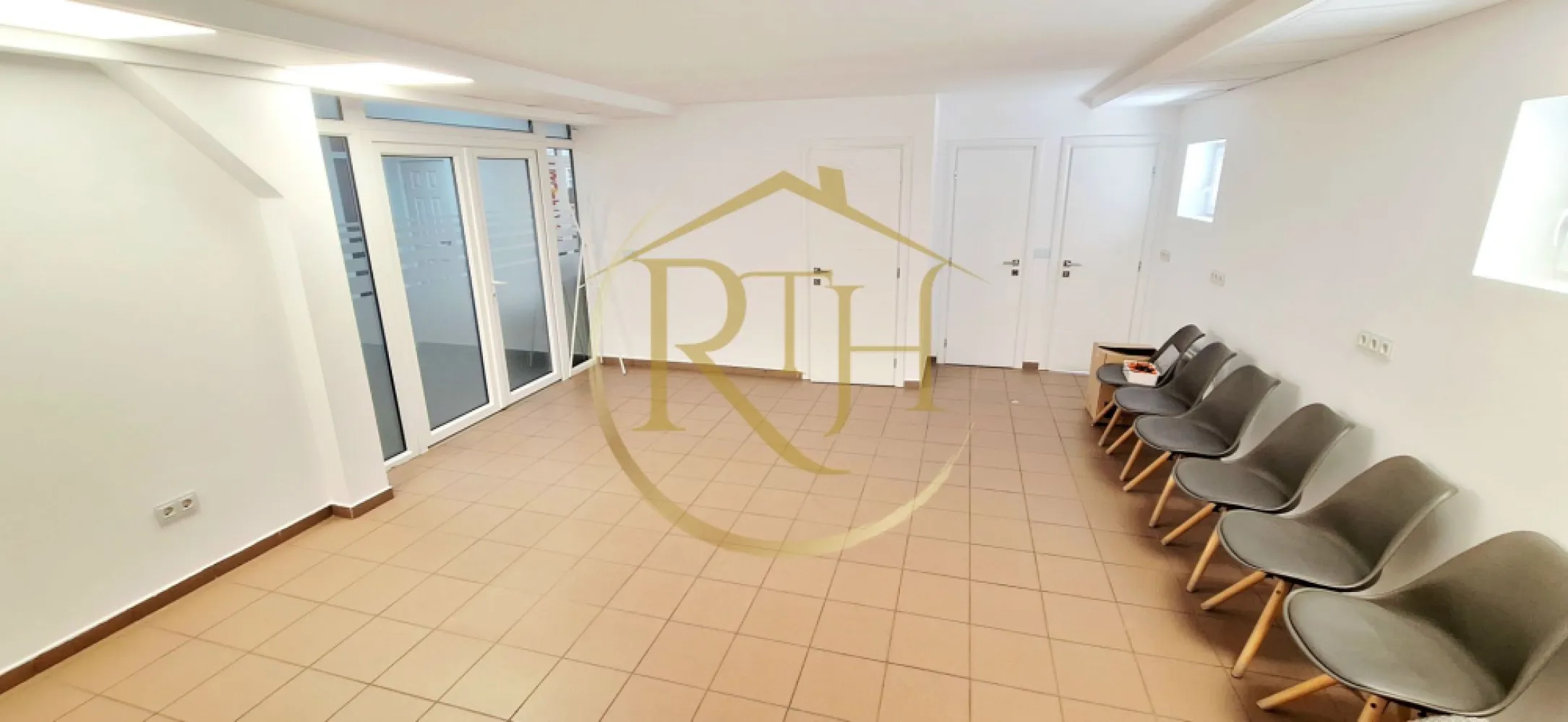 Spațiu comercial SAD de închiriat – Calea Martirilor, Timișoara, 0% comision - Spațiu comercial SAD de închiriat, situat într-o zonă foarte bine poziționată din Timișoara, pe Calea Martirilor, la parterul unui bloc în care funcționează deja mai multe spații cu diverse activități comerciale și de servicii. Zona beneficiază de acces facil, vizibilitate bună și trafic constant, fiind ideală pentru desfășurarea unei game variate de activități profesionale și comerciale.

Spațiul are o suprafață utilă de 53 mp și o suprafață construită de 60 mp, fiind compartimentat practic și eficient în două încăperi mai mici și o încăpere principală mai generoasă, la care se adaugă grup sanitar și spațiu de depozitare. Compartimentarea permite adaptarea ușoară în funcție de necesitățile viitorului chiriaș, oferind atât zone pentru lucru individual sau birouri, cât și spațiu pentru recepție, sală de așteptare sau activități comerciale.
Poziționarea reprezintă unul dintre principalele avantaje ale proprietății, spațiul aflându-se la doar 2 minute de Lidl, la aproximativ 5 minute de Spitalul Județean și foarte aproape de mijloacele de transport în comun, ceea ce îl face ușor accesibil atât pentru clienți, cât și pentru angajați. Zona este una activă și bine dezvoltată, cu numeroase blocuri de locuințe și puncte de interes în apropiere.
Datorită compartimentării și amplasării, spațiul este potrivit pentru multiple activități precum cabinete medicale, cabinete veterinare, birouri, contabilitate, consultanță, salon de înfrumusețare, cosmetică, salon de masaj, agenție imobiliară, showroom, activități de servicii, meditații sau alte activități comerciale și profesionale.

Vizionare online : 
Prețul chiriei este de 850 euro/lună, ușor negociabil, iar garanția este echivalentul unei luni de chirie. 0% comision .
Vizionare online : https://youtu.be/0sRJIi4aSlc?is=u7c-IIGEPhQoSyxu
Proprietatea este reprezentată de RealTimHouse.ro – Un pas spre un loc doar al tău!