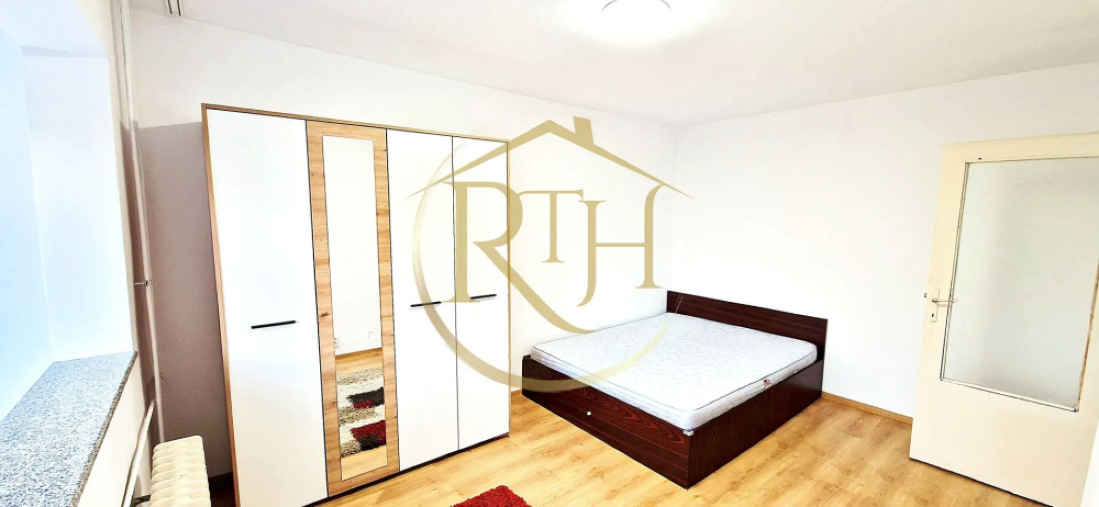 Proprietar inchiriez apartament 1 cameră – zona Aradului, lângă Iulius Mall - Se oferă spre închiriere apartament cu 1 cameră, direct proprietar nu se plateste comision in calea Aradului, la doar câteva minute de Iulius Mall Timișoara.

Locuința are o suprafață utilă de 27 mp și este poziționată la etajul 3 din 4, într-un bloc bine întreținut și eficient izolat termic, ceea ce se traduce în costuri reduse la întreținere.

Compartimentare:

hol cu spațiu de depozitare
baie
cameră
bucătărie separată
balcon

Dotări și stare:
Apartamentul este complet mobilat și utilat, fiind echipat cu mașină de spălat, aragaz și frigider. A fost recent renovat după plecarea ultimilor chiriași și se predă curat, gata pentru mutare imediată. În plus, sunt în curs de montare jaluzelele pentru balcon, ceea ce va aduce un plus de confort și intimitate.

Încălzirea se realizează prin sistemul de termoficare.

Localizare:
Zona oferă acces rapid către puncte de interes importante:

Lidl – 1 minut
Piața Dacia – 3 minute (magazine, farmacii, bănci, brutării, terase)
Iulius Mall Timișoara – 3 minute
Dedeman, Kapa Center Timișoara, Euro Shopping Center Timișoara – aproximativ 5 minute
școli și grădinițe – la mai puțin de 5 minute

Zona este foarte bine conectată, în partea de nord a orașului, oferind acces rapid către toate facilitățile urbane.

Potrivit pentru:
o persoană sau un cuplu care își doresc un apartament primitor, bine poziționat și ușor de accesat.

Condiții de închiriere:

Preț: 280 euro / lună
Garanție: 280 euro
Disponibil imediat
Nu se acceptă animale

Proprietatre reprezentata de RealTimHouse.ro - Un pas spre un loc doar al tau !
