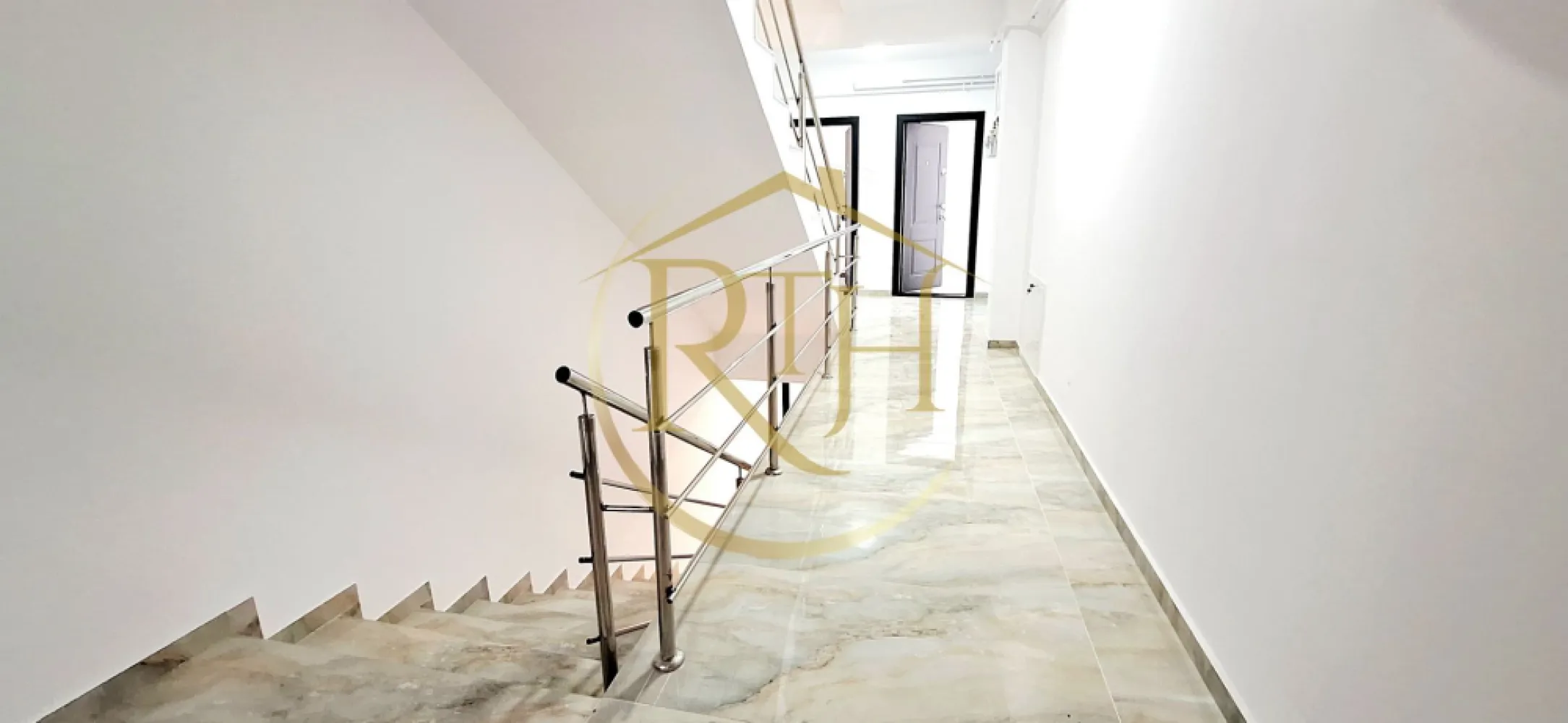 Oferim spre vanzare apartamente noi, 0% Comision, situate in Giroc - Avem deosebita placere de a va oferi spre vanzare, direct de la dezvoltator Premium Residence, aparamente cu 1 camera, 2 camere si 3 camere, situate in cel mai nou complex rezidential din zona Calea Urseni, complex in plina dezvoltare .
Apartamentele se predau la cheie, finisaje de lux de cea mai buna calitate si compartimentare eficienta care satisface toate nevoile clientilor nostri ( decomandate sau semidecomandate ), spatiile sunt generoase si cu multa lumina naturala.
Complexul Premium Residence se afla in zona Calea Urseni, in apropiere de Centre Comerciale, magazine si supermarket.uri precum, Profi, Lidl, Mega, Continental .
Constructia este din caramida poroterm, izolatie eficienta, geamuri termopan, iar confortul termic este asigurat cu ajutorul centralei pe gaz si incalzire in pardoseala .
Locuitorii complexului Premium Residence beneficieaza la achizitionarea unui apartament si de un loc de parcare GRATUIT, loc de joaca pentru copii, parcuri, suport pentru biciclete, iluminat stradal si supraveghere video pentru fiecare imobil .
Acceptăm orice tip de credit bancar şi oferim GRATUIT consultanţă în vederea obţinerii unui credit pentru achiziţionarea imediată a unui apartament din complexul Premium Residence .
Preturile incep de la : - 1 camera - 37 mp - 71500 euro
- 2 camere - de la 43 mp la 50 mp - intre 79500 euro pana la 90000 euro
- 3 camere - 58 mp - 101000 euro .
Acum poti viziona si online accesand link.ul de youtube : https://youtu.be/Jlw0RFwvRIg?is=K5s0L9a9JX1IZ7Wa
Proprietatre reprezentata de RealTimHouse.ro - Un pas spre un loc doar al tau !
Va asteptam cu drag la o vizionare .