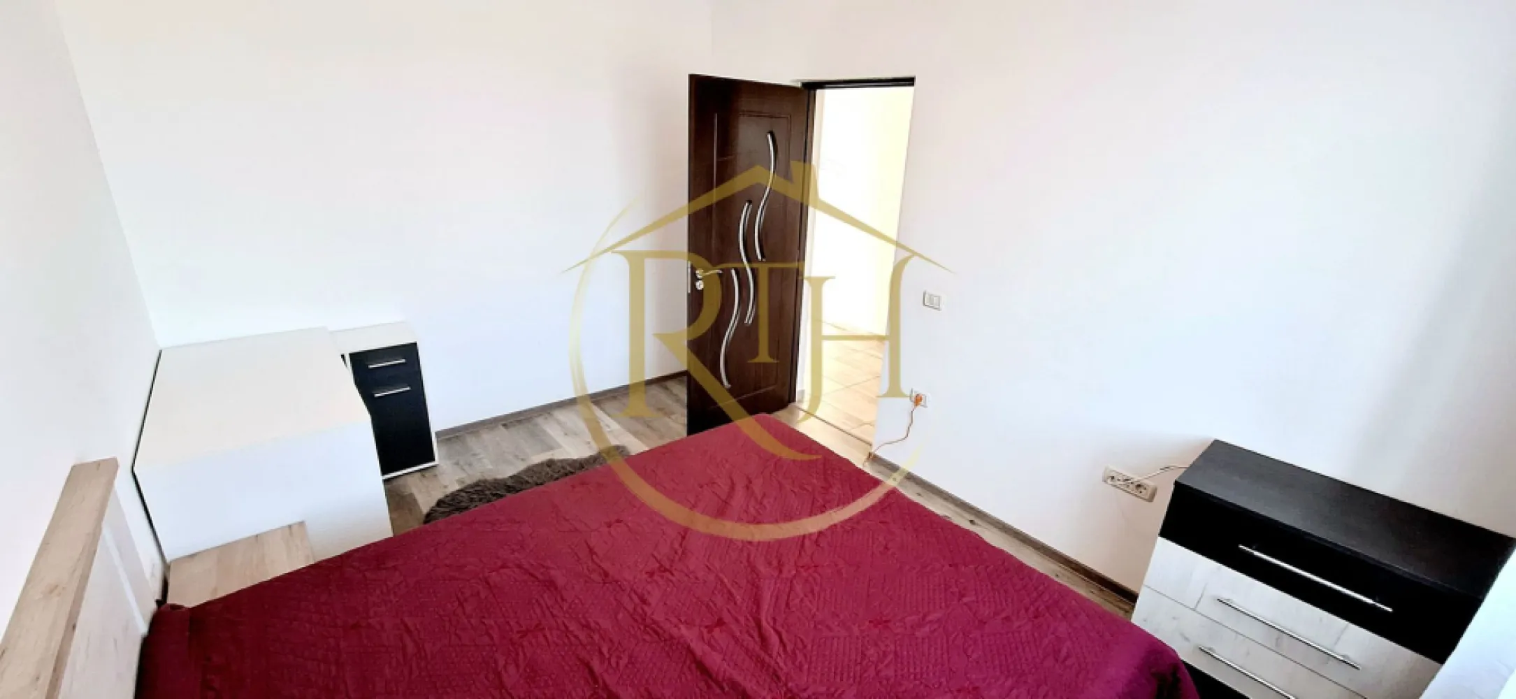 Oferim spre inchiriere casa individuala cu 3 camere, Giroc, Aproape de Primarie - Oferim spre vânzare casă individuală situată în Giroc, pe strada Bega, la doar 1 minut de Primărie, într-o zonă excelentă, aproape de școală generală, liceu, creșă, supermarketuri și stații pentru transportul în comun.
Casa are o suprafață utilă de 87 mp și este compartimentată eficient în 3 camere: două dormitoare, un living spațios, o baie modernă dotată cu duș și hol de acces. Bucătăria este separată și complet utilată, fiind echipată cu cuptor electric, aragaz, hotă, espressor de cafea, cuptor cu microunde și mașină de spălat rufe.
Un mare avantaj al proprietății îl reprezintă terasa închisă, în suprafață de 23 mp, amenajată ca un spațiu de relaxare, dotată cu televizor și aer condiționat, ideală pentru petrecerea timpului liber în orice sezon.
Imobilul este amplasat pe un teren de 380 mp, care dispune de poartă de acces auto în partea din spate, oferind posibilitatea parcării în curte. Casa beneficiază de izolație termică, pod, acoperiș din țiglă, centrală termică proprie și calorifere, asigurând confort termic pe tot parcursul anului. De asemenea, proprietatea este dotată cu două aparate de aer condiționat, unul în living și unul pe terasă.

Locuința este ideală pentru cei care își doresc o casă într-o zonă liniștită, ferită de agitația orașului, dar cu acces rapid la toate facilitățile necesare.
Preț: 225.000 euro. Nu se percepe comision de agenție.
Proprietate reprezentată în exclusivitate de RealTimHouse.ro – Un pas spre un loc doar al tău!