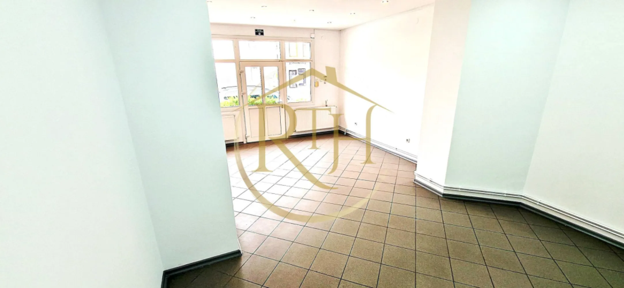Spațiu comercial/birouri de închiriat – vad comercial excelent – zona Bălcescu - Vă propunem spre închiriere un spațiu comercial / de birouri (SAD), amplasat strategic într-una dintre cele mai bine conectate zone ale orașului – Bălcescu – Brâncoveanu, cu vad comercial foarte bun și acces direct din stradă principală.

Proprietatea se remarcă prin vizibilitate ridicată, acces facil și o compartimentare practică, fiind ideală pentru desfășurarea unei game variate de activități: birouri, cabinet medical, salon, servicii profesionale sau activități comerciale.

Caracteristici generale:
Suprafață utilă: 55 mp
Compartimentare: 2 camere, hol, grup sanitar
Regim de înălțime: parter (acces facil pentru clienți)
Tip imobil: casă
Acces: intrare directă din stradă principală
Spațiu complet separat, cu utilități proprii
Dotări și beneficii:
Centrală termică proprie pe gaz – eficiență și control asupra costurilor
Sistem de încălzire prin calorifere
Aer condiționat – confort sporit în sezonul cald
Spațiu luminos, ușor de amenajat în funcție de necesități
Compartimentare eficientă, ideală pentru delimitarea activităților
Posibilitate de personalizare în funcție de domeniul de activitate
Localizare premium și accesibilitate:

Poziționarea este unul dintre principalele avantaje ale acestui spațiu. Zona beneficiază de trafic pietonal și auto constant, fiind în proximitatea unor puncte de interes importante:

instituții bancare și farmacii
biserică
stații de tramvai și autobuz la aproximativ 3 minute
Casa de Asigurări de Sănătate
Liceul Economic și Liceul Moisil
grădiniță și școală
Centrul Medical Sfânta Maria
benzinării, restaurante și diverse alte servicii

Toate acestea contribuie la un flux constant de potențiali clienți și o vizibilitate excelentă.

Avantaje cheie:

✔ Vad comercial foarte bun
✔ Acces stradal direct
✔ Zonă cu trafic intens
✔ Spațiu versatil – multiple destinații
✔ Costuri controlabile datorită utilităților proprii
✔ Disponibil imediat

Condiții de închiriere:
Chirie: 800 euro / lună 
Garanție: 800 euro
Comision agenție

Recomandare:

Spațiul este ideal pentru activități care necesită vizibilitate și acces facil pentru clienți – cabinete, birouri. Datorită poziționării și compartimentării, reprezintă o alegere excelentă pentru dezvoltarea unui business stabil.

Proprietatre reprezentata de RealTimHouse.ro - Un pas spre un loc doar al tau !
