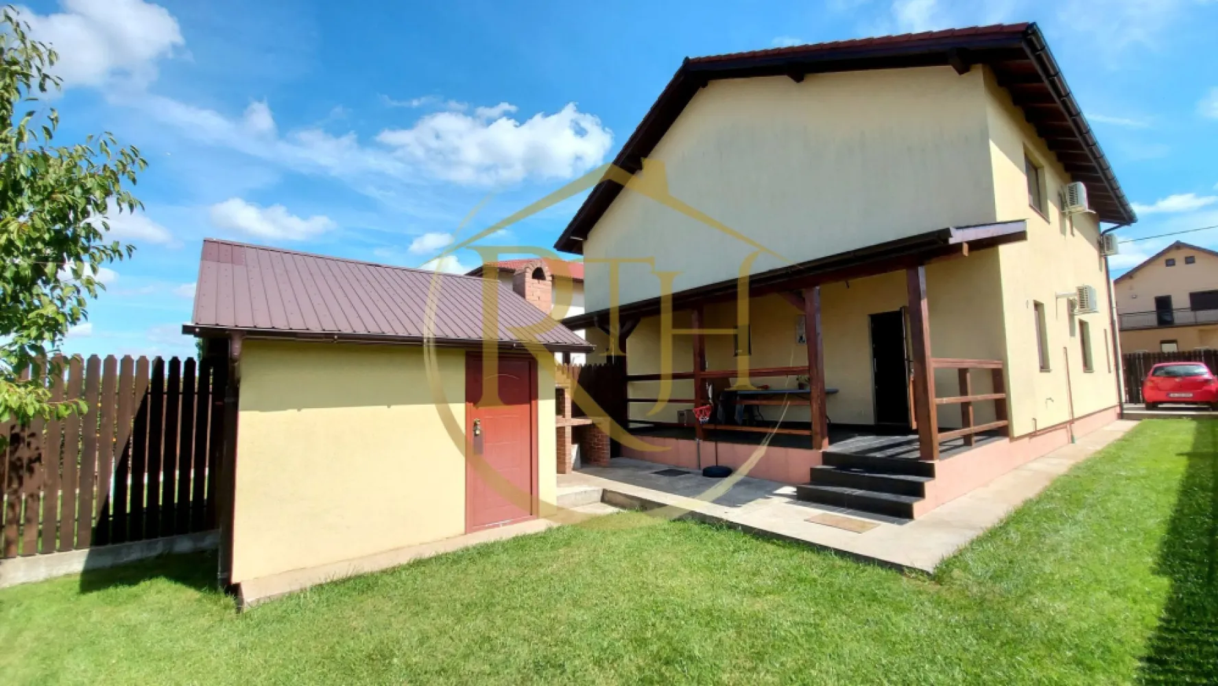 Oferim spre inchiriere casa-duplex,4 camere,Dumbravita aproape de Lidl - Vă propunem spre închiriere o locuință tip duplex, amplasată într-o zonă deosebit de avantajoasă din Dumbrăvița, pe o stradă asfaltată, la doar câțiva pași de Lidl și cu acces rapid către principalele artere ale orașului. Proprietatea se remarcă prin compartimentarea eficientă, spațiile generoase și amenajarea modernă, oferind confortul necesar unei familii.

Parterul este conceput pentru a asigura o zonă de zi luminoasă și primitoare, fiind compus din hol de acces, living open-space cu bucătărie complet utilată și ieșire directă pe terasa acoperită, un dormitor cu pat matrimonial și o baie dotată cu cabină de duș.
Etajul găzduiește două dormitoare spațioase, dintre care unul beneficiază de balcon propriu, o baie echipată cu cadă și mașină de spălat, precum și un dressing generos, ideal pentru organizare.
Locuința este complet mobilată și utilată cu electrocasnice moderne: frigider, aragaz, hotă, mașină de spălat rufe, precum și trei aparate de aer condiționat pentru confort termic optim pe tot parcursul anului. Încălzirea se realizează prin centrală termică pe gaz și calorifere.
Exteriorul este amenajat cu gazon prevăzut cu sistem de irigare automatizat, pomi fructiferi, terasă acoperită, zonă pentru grătar și spațiu de depozitare – un cadru perfect pentru relaxare și activități în aer liber.

Se închiriază exclusiv unei familii sau unui grup de maximum patru persoane.
Pentru vizionare online, accesați linkul: https://youtu.be/3aoP7TwFYHw?feature=shared .

Preț chirie: 850 euro/lună
Garanție: 850 euro
Se percepe comision agentie .
Proprietatea este reprezentată în exclusivitate de RealTimHouse.ro – Un pas spre un loc doar al tău!