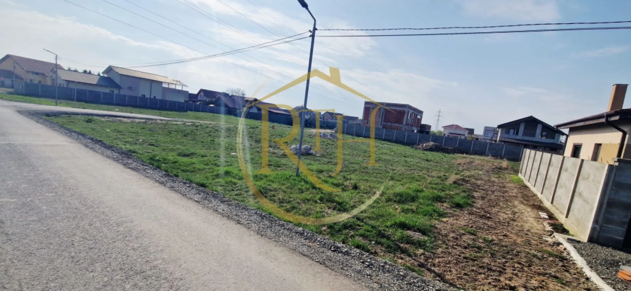Casă individuală în Giroc – Proiect nou, intimitate și confort pe teren generos - Vă prezentăm spre vânzare o casă individuală, amplasată pe teren propriu, cu regim de înălțime Parter + Mansardă înaltă 

Această proprietate reprezintă o alegere ideală pentru cei care își doresc intimitate, independență și confort, beneficiind de avantajele unei construcții noi, cu posibilitatea personalizării finisajelor.

📐 Caracteristici tehnice:
Suprafață utilă: 113 mp
Amprentă la sol: 94 mp
Suprafață teren: 454 mp
Regim de înălțime: P + M

✅ Construcție tip casă individuală (fără pereți comuni)

🏠 Compartimentare eficientă și echilibrată:

Parter:

Hol de acces
Living generos cu bucătărie inchisa sau open-space , fiind la stadiu initial se poate opta pentru ambele variante
Baie cu duș
Birou / dormitor

Mansardă:

1 Dormitor matrimonial cu dressing spațios
1 Dormitor spatios si luminoas
Baie cu cadă
Hol

🌿 Avantajele unei case individuale:

🟢 Intimitate totală – fără vecini lipiți

🟢 Curte proprie generoasă, ideală pentru relaxare, grădină sau terasă

🟢 Acces facil pe parcelă cu 3 fronturi stradale

🟢 Posibilități multiple de amenajare exterioară

Alte beneficii:

Front principal: 16.93 ml, laterale: 15 ml
Acces asfaltat pe două laturi
Toate utilitățile la limita proprietății: gaz, curent, apă, canalizare
Terenul este in curs de imprejmuire cu gard de beton 

Poziționarea proprietății oferă acces rapid către toate facilitățile urbane importante:

aproximativ 3 minute până la Primărie
circa 5 minute până la Lidl, Penny și Profi
în proximitate: farmacie, biserică, spălătorie auto
acces facil la transport în comun
în apropiere de școală și grădiniță
parc pentru copii în zonă

Pret : 165000 euro pentru casa la rosu.
Casa se vinde si in stadiu gri si la cheie , pretul este negociabil. 
Nu se plateste comision agentie !!!

Proprietate reprezentată de RealTimHouse.ro - Un pas spre un loc doar al tău!