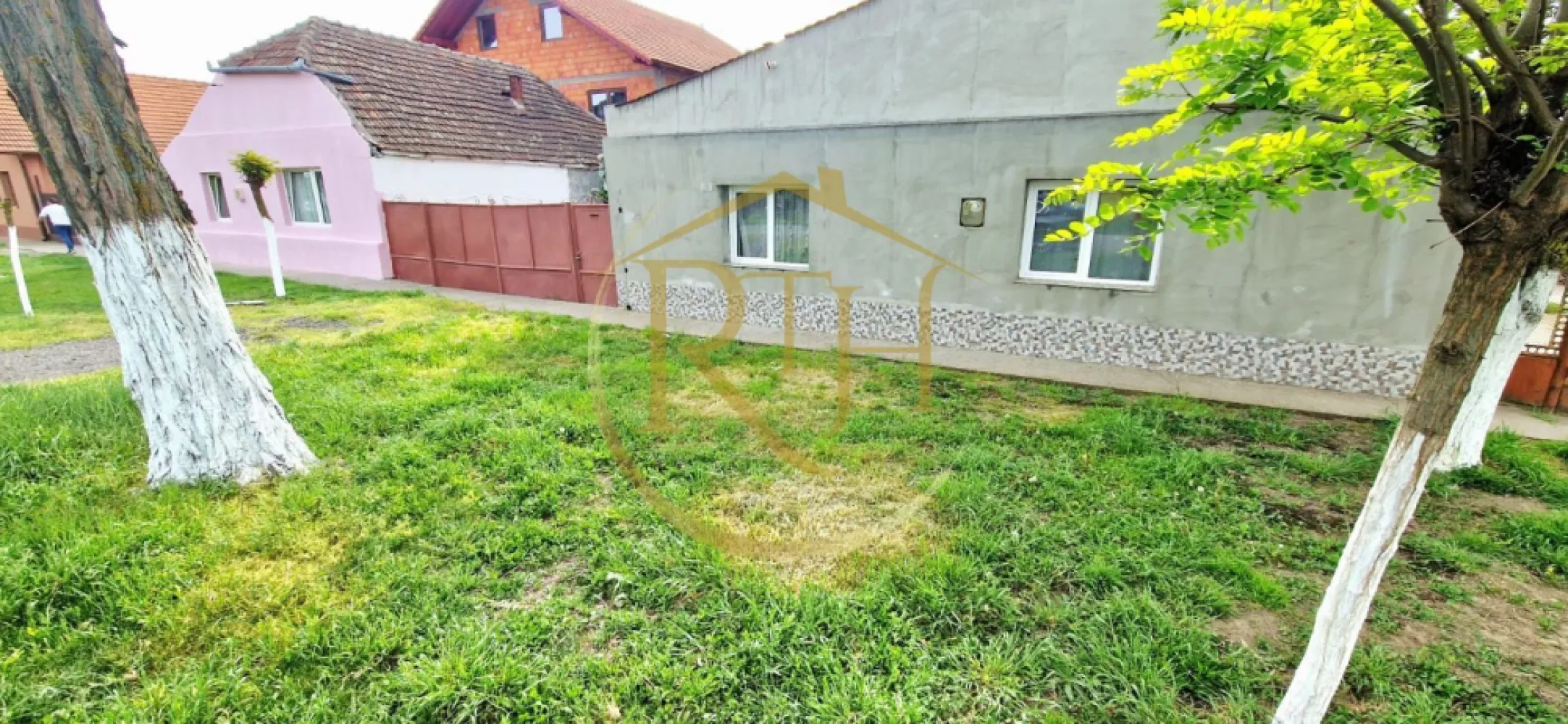Vand casa recent renovata cu 900 mp curte si gradina in Carpinis - Ofer spre vânzare o proprietate completă și bine poziționată în comuna Cărpiniș, ideală pentru o familie care își dorește liniște, spațiu și confort, dar și acces rapid către Timișoara.

Casa este amplasată într-o zonă foarte bună a localității, la aproximativ 300 metri de magazinul Profi și de drumul principal, beneficiind de acces facil, stradă asfaltată și un front stradal generos de 17 metri, aspect care oferă inclusiv posibilități foarte bune pentru investiție sau dezvoltare ulterioară.

Proprietatea dispune de un teren în suprafață de 900 mp, oferind suficient spațiu pentru amenajarea unei grădini, foișor, terasă, zonă de relaxare, loc de joacă pentru copii sau chiar extinderea construcției existente.

Casa are o suprafață utilă de 98 mp și este compartimentată practic, cu încăperi luminoase și spațioase:

✔️ Dormitor matrimonial – 17 mp
✔️ Dormitor – 17 mp
✔️ Dormitor – 10 mp
✔️ Hol de intrare generos – 11 mp
✔️ Bucătărie spațioasă – 17 mp
✔️ Debara/cameră alimente – 3 mp
✔️ Cameră de depozitare – 13 mp

Unul dintre marile avantaje ale proprietății este faptul că imobilul a fost renovat în anul 2025, cu excepția unui singur dormitor. În cadrul renovării au fost refăcute instalațiile electrice și sanitare, ceea ce elimină costuri importante pentru viitorul proprietar și oferă siguranță și confort pe termen lung.

Încălzirea se realizează pe lemne, o variantă eficientă și economică pentru această zonă, iar casa beneficiază de geamuri termopan, contribuind la un confort termic mai bun și la reducerea costurilor de întreținere.

Bucătăria este amenajată cu mobilier realizat la comandă, gândit practic pentru utilizarea eficientă a spațiului și pentru un aspect modern și îngrijit.

Un alt aspect important este faptul că proiectul pentru introducerea gazului în comună se află în discuție la primărie pentru anul 2026, ceea ce reprezintă un avantaj și un plus de valoare pentru proprietate pe termen mediu.

Casa se vinde complet mobilată și utilată, exact cum se prezintă, fiind pregătită pentru mutare imediată. Este o variantă foarte bună pentru cei care caută o locuință funcțională, fără renovări majore și fără timp pierdut cu amenajări costisitoare.

Datorită terenului generos și frontului stradal de 17 metri, proprietatea prezintă și potențial investițional, existând posibilitatea dezvoltării unui duplex sau a unei alte construcții, în funcție de necesități.

Avantaje principale ale proprietății:
✅ Casă individuală
✅ Teren generos de 900 mp
✅ Front stradal 17 metri
✅ Stradă asfaltată
✅ Zonă bună și accesibilă
✅ La doar 27 km de Timișoara
✅ La 300 m de Profi și de drumul principal
✅ Instalații electrice și sanitare schimbate
✅ Geamuri termopan
✅ Încălzire pe lemne
✅ Mobilier de bucătărie realizat la comandă
✅ Posibilitate introducere gaz în comună
✅ Se vinde complet mobilată și utilată
✅ Posibilitate de dezvoltare/investiție

Proprietatea este potrivită atât pentru locuință permanentă, cât și pentru investiție, oferind un raport foarte bun între suprafață, poziționare și potențial.

Pret vanzare casa plus teren : 78 000 euro, nu se plateste comison agentie.

Pentru mai multe informații sau pentru stabilirea unei vizionări, vă stau la dispoziție.

Proprietatea este reprezentată de RealTimHouse.ro – Un pas spre un loc doar al tău!