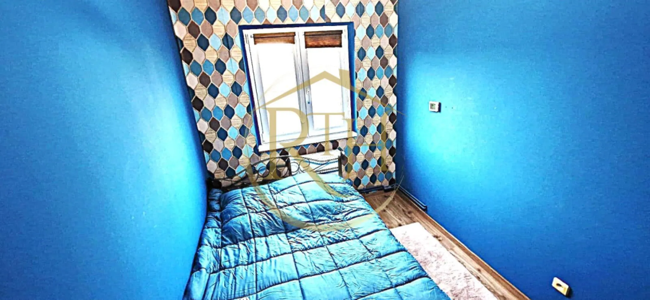 Vand apartament cu 4 camere in zona spitalul judetean,comision ,,0'' - Vând apartament cu 4 camere, semidecomandat, situat într-o zonă centrală, la doar câțiva pași de Spitalul Județean și alte facilități esențiale.
Locație excelentă și accesibilitate:

La doar 1 minut de grădiniță 5 minute de școală, fiind ideal pentru o familie cu copii.
Legături excelente cu mijloacele de transport: tramvai 9, autobuz E2, firobuz 15 și 16.
Aproape de magazine alimentare: Profi, Penny, Carrefour, pentru confortul zilnic.
Zona liniștită și bine conectată la principalele puncte de interes din oraș.

Caracteristici apartament:
Suprafață utilă: 64,56 m²
Compartimentare: Antreu, cameră, bucătărie, baie, living, sas, 2 camere și balcon.
Confort termic: Centrala proprie și climatizare pentru un mediu optim în orice sezon.
Stare: Apartamentul se vinde parțial mobilat și utilat, fiind perfect pentru mutare rapidă sau personalizare.

Posibilități de achiziție:

Se poate cumpăra atât cu bani cash, cât și prin credit ipotecar.

Consultanță financiară gratuită pentru accesarea unui credit ipotecar, oferită prin intermediul unui broker acreditat, pentru a facilita procesul de cumpărare.

Preț: 108.000 EUR ,fără comision agenție!

Proprietatea este reprezentată în exclusivitate de RealTimHouse.ro.

Un pas spre un loc doar al tău!