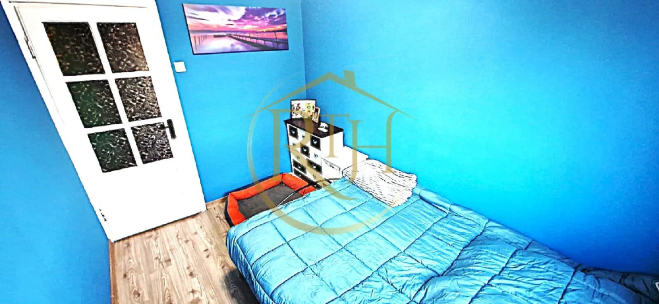 Vand apartament cu 4 camere in zona spitalul judetean,comision ,,0'' - Vând apartament cu 4 camere, semidecomandat, situat într-o zonă centrală, la doar câțiva pași de Spitalul Județean și alte facilități esențiale.
Locație excelentă și accesibilitate:

La doar 1 minut de grădiniță 5 minute de școală, fiind ideal pentru o familie cu copii.
Legături excelente cu mijloacele de transport: tramvai 9, autobuz E2, firobuz 15 și 16.
Aproape de magazine alimentare: Profi, Penny, Carrefour, pentru confortul zilnic.
Zona liniștită și bine conectată la principalele puncte de interes din oraș.

Caracteristici apartament:
Suprafață utilă: 64,56 m²
Compartimentare: Antreu, cameră, bucătărie, baie, living, sas, 2 camere și balcon.
Confort termic: Centrala proprie și climatizare pentru un mediu optim în orice sezon.
Stare: Apartamentul se vinde parțial mobilat și utilat, fiind perfect pentru mutare rapidă sau personalizare.

Posibilități de achiziție:

Se poate cumpăra atât cu bani cash, cât și prin credit ipotecar.

Consultanță financiară gratuită pentru accesarea unui credit ipotecar, oferită prin intermediul unui broker acreditat, pentru a facilita procesul de cumpărare.

Preț: 108.000 EUR ,fără comision agenție!

Proprietatea este reprezentată în exclusivitate de RealTimHouse.ro.

Un pas spre un loc doar al tău!