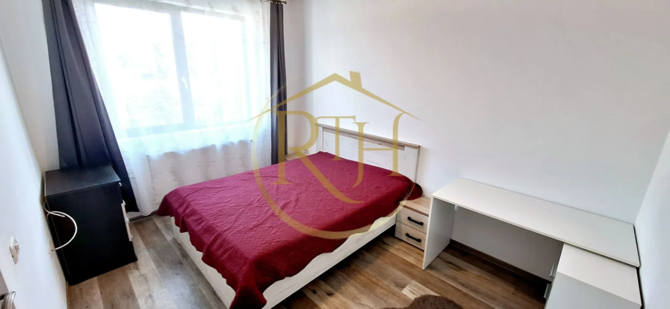 Inchiriez casa individuala cu 3 camere, Giroc, Aproape de Primarie - Inchiriez casă individuală situată în Giroc, pe strada Bega, la doar 1 minut de Primărie și în proximitatea unor facilități precum școala generală, liceu, creșă, supermarketuri și stații pentru transportul în comun.
Casa are o suprafață utilă de 87 mp și este compusă din 3 camere: 2 dormitoare, un living spațios, o baie modernă dotată cu duș și un hol la intrare. Bucătăria este separată și complet utilată, având cuptor electric, aragaz, hotă, espressor de cafea, cuptor cu microunde și mașină de spălat haine. Terasa închisă, de 23 mp, reprezintă un spațiu ideal pentru relaxare, fiind dotată cu televizor și aer condiționat.
Proprietatea se află pe un teren de 380 mp, care include o poartă de acces auto în partea din spate, oferind astfel spațiu pentru parcare. Casa dispune de izolație termică, pod, acoperiș din țiglă, centrală termică și calorifere, asigurând confort pe tot parcursul anului. În plus, este echipată cu două aparate de aer condiționat, unul amplasat în living și celălalt pe terasă.
Locuința este ideală pentru cei care caută o casă intr-o zona linistita departe de agitatia orasului, dar cu acces facil la toate facilitățile necesare.
Proprietate disponibila din luna Februarie .
Pret : 850 euro + garantie 850 euro + comision agentie .
Proprietatea este reprezentată de RealTimHouse. Un pas spre un loc doar al tău!