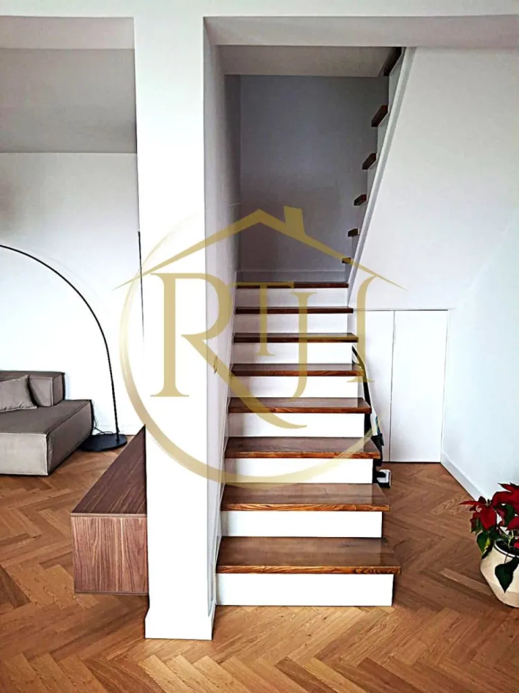 🏡 Duplex modern 5 camere în Giarmata Vii | 123 mp utili |290 mp teren. - 🏡 Duplex modern 5 camere în Giarmata Vii | 123 mp utili | 

Vă propunem spre vânzare un duplex modern cu 5 camere, construit cu materiale de calitate, situat într-o zonă liniștită și în plină dezvoltare din Giarmata Vii.

🔑 Comision 0% pentru cumpărător!

📐 Detalii proprietate

Suprafață utilă: 123 mp
Suprafață teren: 290 mp
Regim: P+E
Loc de parcare inclus (nr. 2)

Total: 5 camere

🏠 Compartimentare inteligentă

🔹 Parter:

Living generos cu bucătărie open-space
Birou/dormitor 
Baie
Hol
Casa scării
Cameră tehnică
Pod acces
Terasă acoperită

🔹 Etaj:

2 camere
Dormitor matrimonial
Dressing
2 băi
Hol

🧱 Specificații tehnice

Construcție din cărămidă de 30 cm

Izolație exterioară cu polistiren de 10 cm

Încălzire în pardoseală, conform proiectului

Geamuri tripan cu tâmplărie Rehau

Compartimentare modernă și eficientă

💰 Prețuri:

🔸 La roșu: 159.000 € (ușor negociabil)
✔️ Avantaj major: posibilitatea de a vă alege finisajele interioare după propriul gust

🔸 La cheie: 199.000 € (ușor negociabil)
⏳ Termen de finalizare: 4 luni de la semnarea precontractului
 Comision agentie : 1%

✅ Avantaje:

Zonă liniștită
3 băi – confort sporit pentru familie
Terasă acoperită
Materiale premium
Posibilitate personalizare finisaje

Casa nu se vinde mobilata si utilata , pozele sunt cu titlu de prezentae de la parte din dreapta care este locuita.

📞 Pentru detalii suplimentare și programarea unei vizionări, vă stăm la dispoziție!

Proprietate reprezentată în exclusivitate de RealTimHouse.ro – Un pas spre un loc doar al tău!