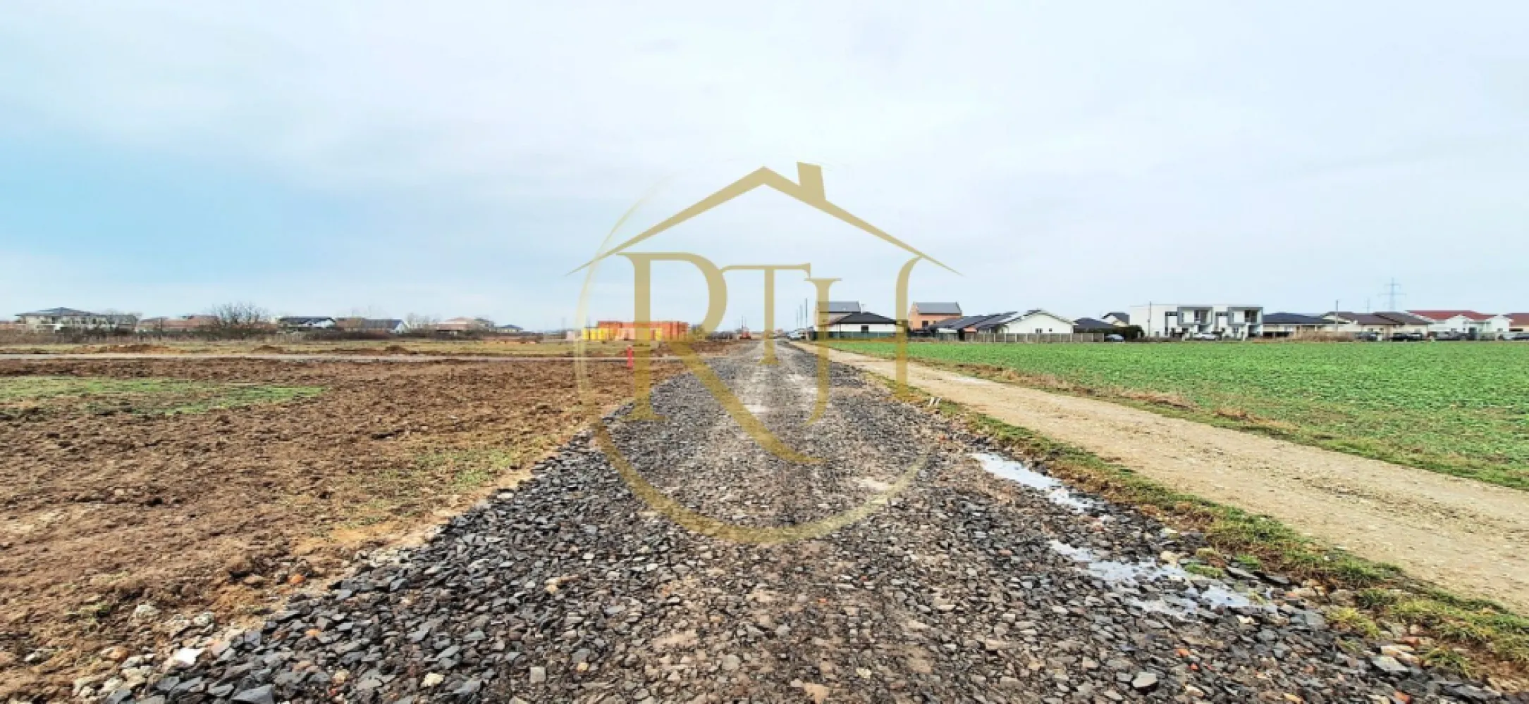 18 loturi de teren, Urseni – oportunitate excelentă pentru investitori - Vă propunem spre vânzare parcele de teren situate în localitatea Urseni, pe drumul care leagă Urseni de Moșnița Nouă – o zonă aflată într-o continuă expansiune rezidențială, cu un potențial excelent pentru dezvoltări imobiliare.
Din totalul proprietății, 14 parcele sunt destinate construcției de case individuale sau duplexuri, 3 parcele sunt prevăzute pentru spații de servicii și locuințe, iar 1 parcelă este rezervată pentru spații verzi, asigurând un echilibru urbanistic plăcut și funcțional.
Suprafețele terenurilor variază între 570 mp și 700 mp, oferind flexibilitate în proiectarea viitoarelor construcții. Accesul se face pe drumuri pietruite, iar terenurile se vând fără utilități, acestea urmând să fie trase ulterior de către cumpărător.
Vânzarea se face la bucata sau în întregime pentru toate cele 18 parcele, fiind o oportunitate ideală pentru investitori sau dezvoltatori imobiliari care doresc să dezvolte un proiect unitar, într-o zonă în plină creștere.
Utilitatile precum apa, curentul, gaz sunt la o distanta de aproximativ 500 m .

Această proprietate reprezintă o investiție strategică, potrivită atât pentru dezvoltare rezidențială, cât și pentru proiecte mixte – locuințe și servicii.
Prețul este 62 euro / mp pentru parcelele pentru locuinte, cu maxim 2 apartamente/imobil - pentru duplexuri .
Pretulul pentru parcelele de bloc - dotari si servicii la parter cu posibilitatea de locuire la etajele superioare cu maxim 6 apartamente/imobil este de 78 euro mp .
Pentru mai multe detalii, acte și informații suplimentare, vă rugăm să ne contactați telefonic.
Proprietate reprezentată iin exclusivitate de RealTimHouse.ro – Un pas spre un loc doar al tău!