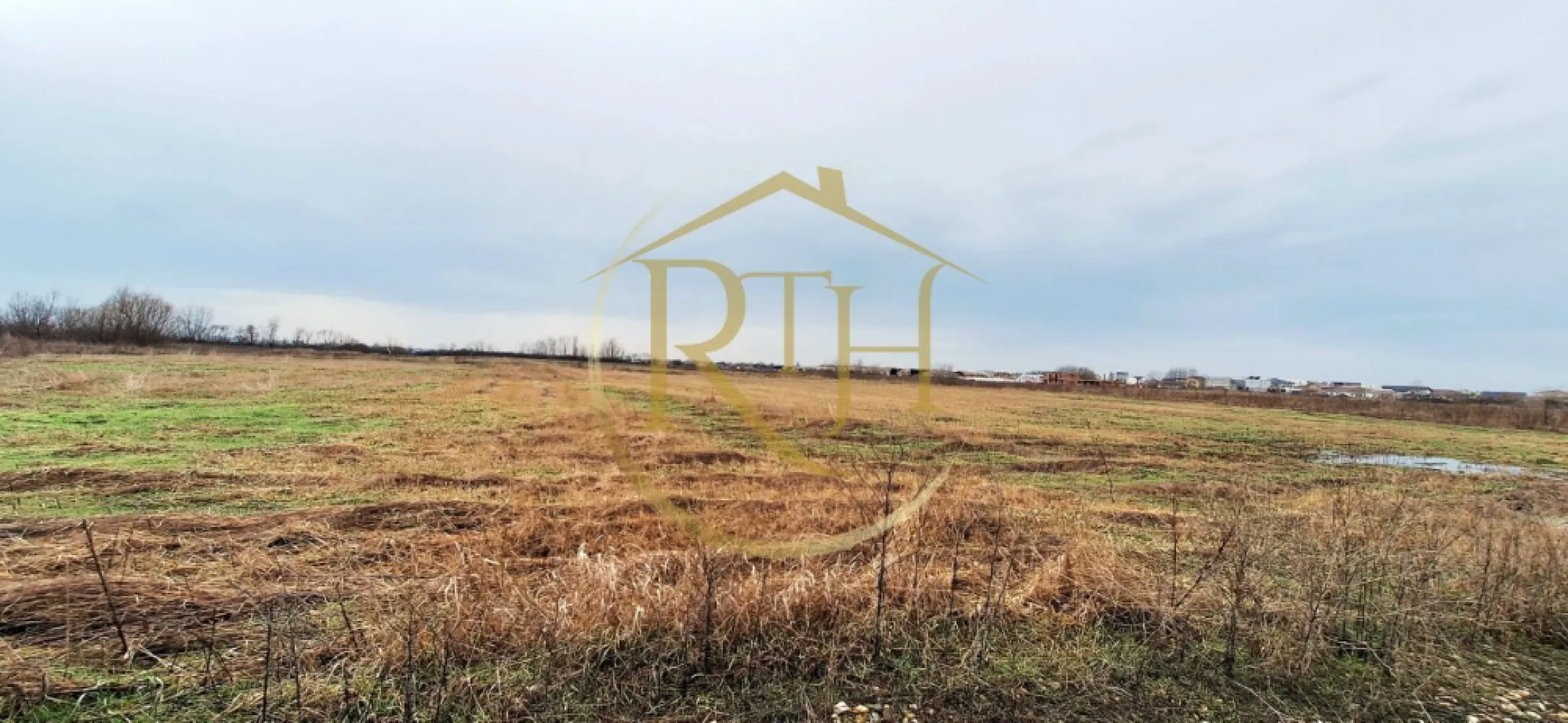 18 loturi de teren, Urseni – oportunitate excelentă pentru investitori - Vă propunem spre vânzare parcele de teren situate în localitatea Urseni, pe drumul care leagă Urseni de Moșnița Nouă – o zonă aflată într-o continuă expansiune rezidențială, cu un potențial excelent pentru dezvoltări imobiliare.
Din totalul proprietății, 14 parcele sunt destinate construcției de case individuale sau duplexuri, 3 parcele sunt prevăzute pentru spații de servicii și locuințe, iar 1 parcelă este rezervată pentru spații verzi, asigurând un echilibru urbanistic plăcut și funcțional.
Suprafețele terenurilor variază între 570 mp și 700 mp, oferind flexibilitate în proiectarea viitoarelor construcții. Accesul se face pe drumuri pietruite, iar terenurile se vând fără utilități, acestea urmând să fie trase ulterior de către cumpărător.
Vânzarea se face la bucata sau în întregime pentru toate cele 18 parcele, fiind o oportunitate ideală pentru investitori sau dezvoltatori imobiliari care doresc să dezvolte un proiect unitar, într-o zonă în plină creștere.
Utilitatile precum apa, curentul, gaz sunt la o distanta de aproximativ 500 m .

Această proprietate reprezintă o investiție strategică, potrivită atât pentru dezvoltare rezidențială, cât și pentru proiecte mixte – locuințe și servicii.
Prețul este 62 euro / mp pentru parcelele pentru locuinte, cu maxim 2 apartamente/imobil - pentru duplexuri .
Pretulul pentru parcelele de bloc - dotari si servicii la parter cu posibilitatea de locuire la etajele superioare cu maxim 6 apartamente/imobil este de 78 euro mp .
Pentru mai multe detalii, acte și informații suplimentare, vă rugăm să ne contactați telefonic.
Proprietate reprezentată iin exclusivitate de RealTimHouse.ro – Un pas spre un loc doar al tău!