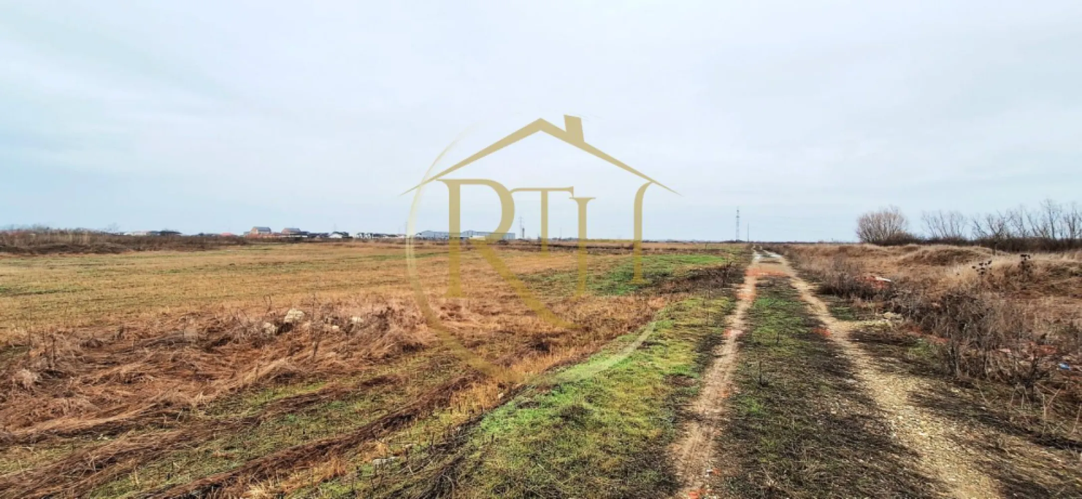 18 loturi de teren, Urseni – oportunitate excelentă pentru investitori - Vă propunem spre vânzare parcele de teren situate în localitatea Urseni, pe drumul care leagă Urseni de Moșnița Nouă – o zonă aflată într-o continuă expansiune rezidențială, cu un potențial excelent pentru dezvoltări imobiliare.
Din totalul proprietății, 14 parcele sunt destinate construcției de case individuale sau duplexuri, 3 parcele sunt prevăzute pentru spații de servicii și locuințe, iar 1 parcelă este rezervată pentru spații verzi, asigurând un echilibru urbanistic plăcut și funcțional.
Suprafețele terenurilor variază între 570 mp și 700 mp, oferind flexibilitate în proiectarea viitoarelor construcții. Accesul se face pe drumuri pietruite, iar terenurile se vând fără utilități, acestea urmând să fie trase ulterior de către cumpărător.
Vânzarea se face la bucata sau în întregime pentru toate cele 18 parcele, fiind o oportunitate ideală pentru investitori sau dezvoltatori imobiliari care doresc să dezvolte un proiect unitar, într-o zonă în plină creștere.
Utilitatile precum apa, curentul, gaz sunt la o distanta de aproximativ 500 m .

Această proprietate reprezintă o investiție strategică, potrivită atât pentru dezvoltare rezidențială, cât și pentru proiecte mixte – locuințe și servicii.
Prețul este 62 euro / mp pentru parcelele pentru locuinte, cu maxim 2 apartamente/imobil - pentru duplexuri .
Pretulul pentru parcelele de bloc - dotari si servicii la parter cu posibilitatea de locuire la etajele superioare cu maxim 6 apartamente/imobil este de 78 euro mp .
Pentru mai multe detalii, acte și informații suplimentare, vă rugăm să ne contactați telefonic.
Proprietate reprezentată iin exclusivitate de RealTimHouse.ro – Un pas spre un loc doar al tău!