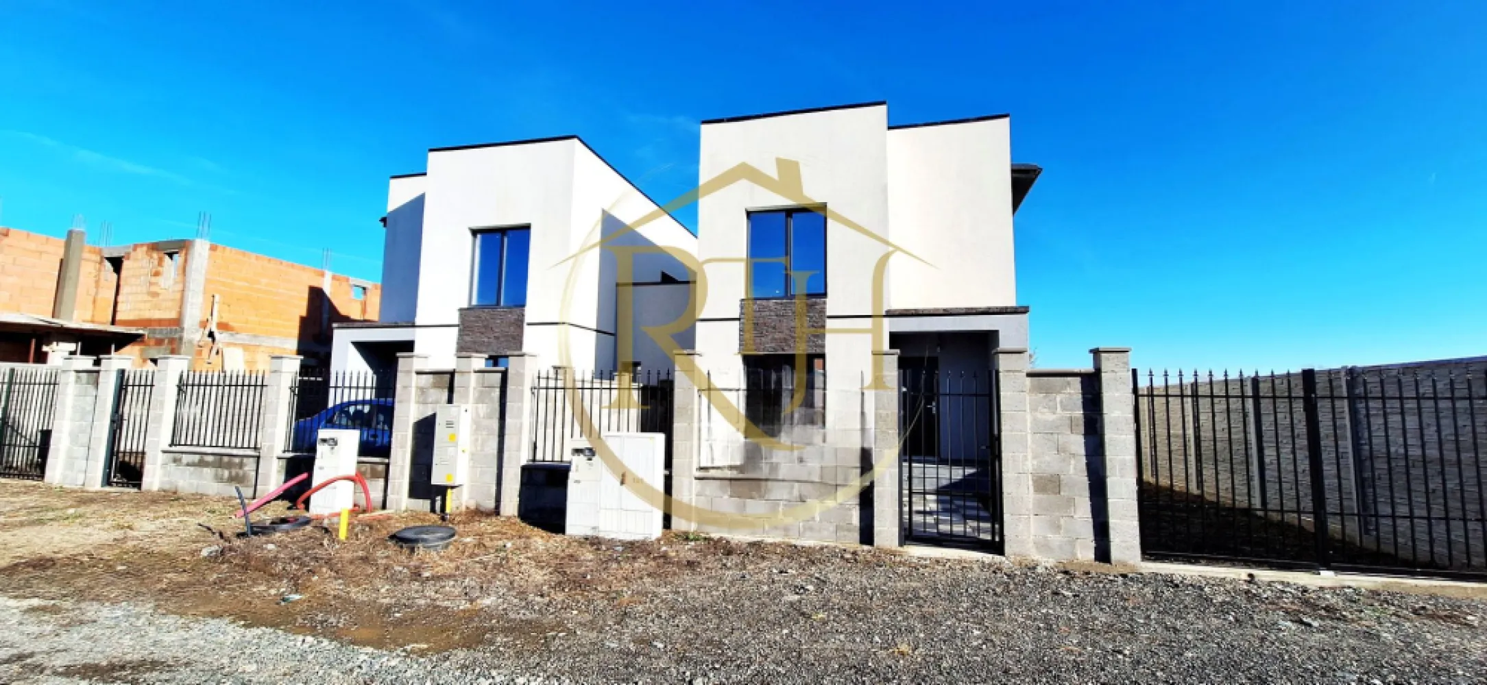Oferim spre vanzare Case-Duplex cu 4 camere, situate in Giroc, zona buna - Casă tip duplex în stil mediteranean, situată în Giroc, într-o zonă în plină dezvoltare, pe o stradă pietruită aflată la doar 200 de metri de asfalt și cu iluminat stradal. Locuința este ideală pentru o familie care își dorește confort, stil și un ambient liniștit într-o comunitate aflată în expansiune.

Proprietatea dispune de o suprafață utilă de 110 mp și o suprafață construită totală de 150 mp, fiind amplasată pe un teren de 290 mp, dintre care 220 mp rămân liberi, potriviți pentru grădină, spațiu de relaxare sau amenajări exterioare personalizate. Parterul include un dormitor spațios, un living luminos, o bucătărie separată și o baie, iar accesul pe terasa acoperită se face atât din living, cât și din bucătărie, oferind o legătură armonioasă cu exteriorul. La etaj se află două dormitoare confortabile, unul dintre ele prevăzut cu dressing, precum și o baie bine compartimentată. Singurul perete comun între cele două unități este la parter, în zona băii și a bucătăriei, etajul fiind complet separat pentru a asigura maximă intimitate.
Construcția este realizată din cărămidă porotherm de 25 cm, izolată cu EPS 80 de 10 cm, cu placă de beton peste etaj și tâmplărie premium Salamander cu geam tripan. Casa beneficiază de utilități complete – apă, gaz și curent trifazic – și este dotată cu fosă septică de aproximativ 3000 de litri, suficientă pentru o utilizare de până la 10 persoane.
Confortul termic al casei se realizeaza cu ajutorul centralei termice pe gaz si incalzire in pardoseala. 

Casa poate fi achiziționată în stadiul dorit: la roșu, la prețul de 137.000 euro; la gri, la prețul de 157.000 euro; sau la cheie, la prețul de 177.000 euro, cu posibilitatea ca viitorul proprietar să își aleagă propriile finisaje. Un avantaj important este că nu se percepe comision de agenție.
Vizionare online : https://youtu.be/_2G37sZFfRU?feature=shared
Proprietate reprezentata de RealTimHouse.ro - Un pas spre un loc doar al tau !