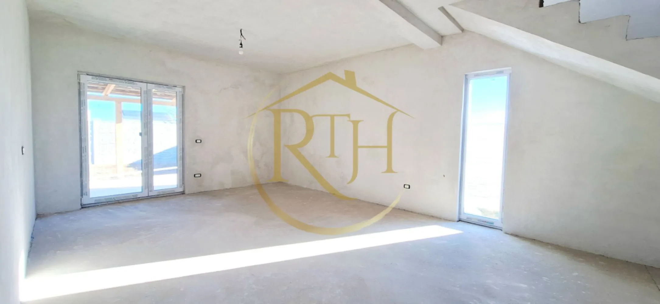 Oferim spre vanzare Case-Duplex cu 4 camere, situate in Giroc, zona buna - Casă tip duplex în stil mediteranean, situată în Giroc, într-o zonă în plină dezvoltare, pe o stradă pietruită aflată la doar 200 de metri de asfalt și cu iluminat stradal. Locuința este ideală pentru o familie care își dorește confort, stil și un ambient liniștit într-o comunitate aflată în expansiune.

Proprietatea dispune de o suprafață utilă de 110 mp și o suprafață construită totală de 150 mp, fiind amplasată pe un teren de 290 mp, dintre care 220 mp rămân liberi, potriviți pentru grădină, spațiu de relaxare sau amenajări exterioare personalizate. Parterul include un dormitor spațios, un living luminos, o bucătărie separată și o baie, iar accesul pe terasa acoperită se face atât din living, cât și din bucătărie, oferind o legătură armonioasă cu exteriorul. La etaj se află două dormitoare confortabile, unul dintre ele prevăzut cu dressing, precum și o baie bine compartimentată. Singurul perete comun între cele două unități este la parter, în zona băii și a bucătăriei, etajul fiind complet separat pentru a asigura maximă intimitate.
Construcția este realizată din cărămidă porotherm de 25 cm, izolată cu EPS 80 de 10 cm, cu placă de beton peste etaj și tâmplărie premium Salamander cu geam tripan. Casa beneficiază de utilități complete – apă, gaz și curent trifazic – și este dotată cu fosă septică de aproximativ 3000 de litri, suficientă pentru o utilizare de până la 10 persoane.
Confortul termic al casei se realizeaza cu ajutorul centralei termice pe gaz si incalzire in pardoseala. 

Casa poate fi achiziționată în stadiul dorit: la roșu, la prețul de 137.000 euro; la gri, la prețul de 157.000 euro; sau la cheie, la prețul de 177.000 euro, cu posibilitatea ca viitorul proprietar să își aleagă propriile finisaje. Un avantaj important este că nu se percepe comision de agenție.
Vizionare online : https://youtu.be/_2G37sZFfRU?feature=shared
Proprietate reprezentata de RealTimHouse.ro - Un pas spre un loc doar al tau !
