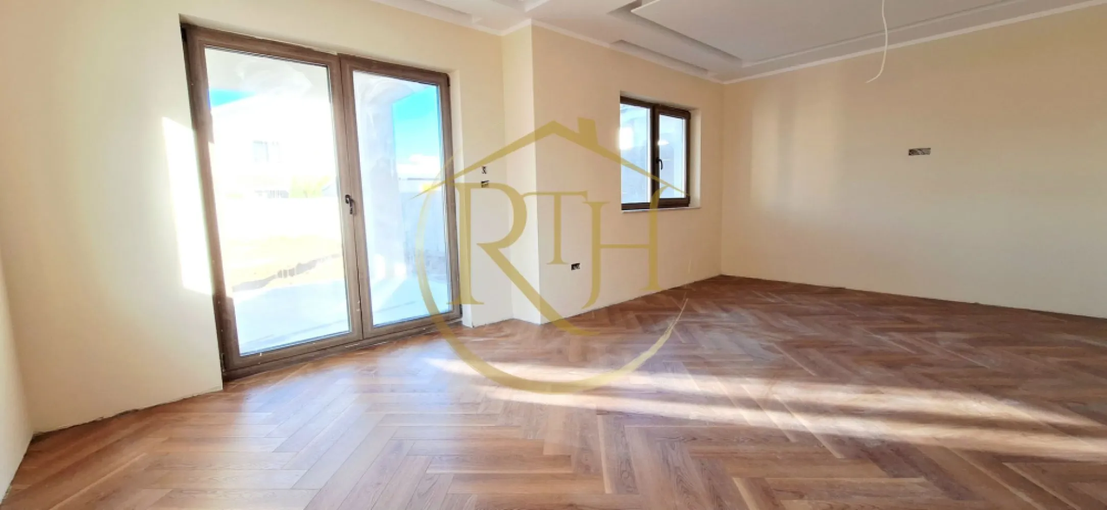 Oferim spre vanzare casa-duplex cu 4 camere si 3 bai situata in Giroc - Casă tip duplex cu 4 camere în Giroc – finisaje premium, zonă liniștită

Se oferă spre vânzare o casă tip duplex, cu 4 camere și 3 băi, situată în Giroc, în Vatra Veche, într-o zonă liniștită, departe de agitația orașului, dar aproape de toate punctele de interes – mijloace de transport în comun, școală, liceu, grădiniță, biserică, parcuri, magazine și supermarketuri.
Proprietatea are regim de înălțime parter plus etaj și este compartimentată astfel: la parter se află un living spațios cu ieșire pe terasa din spate și curte, o bucătărie separată și luminoasă, o baie de serviciu și holul de acces. Etajul este compus din trei dormitoare, dintre care unul matrimonial cu baie proprie și balcon, o baie principală pe hol și accesul către pod. Podul este realizat cu placă de beton și izolație termică, oferind un spațiu suplimentar de depozitare.
Casa este construită din cărămidă Porotherm, are acoperiș din țiglă și finisaje de înaltă calitate. Confortul termic este asigurat de centrala termică pe gaz și încălzirea în pardoseală. Suprafața utilă este de 126 mp, terasa are aproximativ 10 mp, iar terenul aferent proprietății are o suprafață totală de 333 mp. Imobilul dispune de toate utilitățile – apă, gaz, curent și canalizare – și este finalizat în proporție de 95%, fiind pregătit să-și primească noii proprietari.

Prețul este de 210.000 euro, iar comisionul este 0% pentru cumpărător.
Vizionare online : https://youtu.be/DJaQ_KoOEfo?feature=shared
Proprietate reprezentată de RealTimHouse.ro – Un pas spre un loc doar al tău!