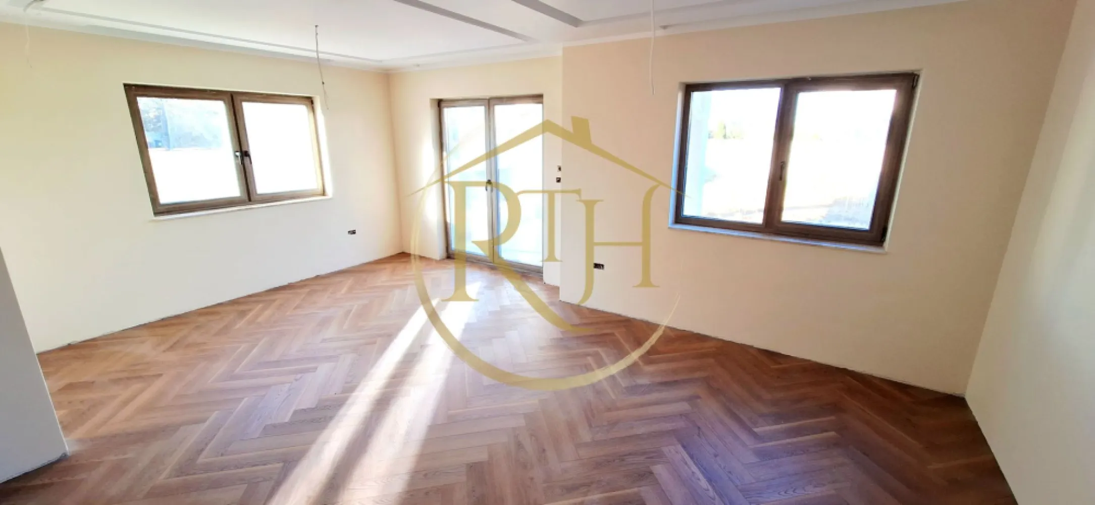 Oferim spre vanzare casa-duplex cu 4 camere si 3 bai situata in Giroc - Casă tip duplex cu 4 camere în Giroc – finisaje premium, zonă liniștită

Se oferă spre vânzare o casă tip duplex, cu 4 camere și 3 băi, situată în Giroc, în Vatra Veche, într-o zonă liniștită, departe de agitația orașului, dar aproape de toate punctele de interes – mijloace de transport în comun, școală, liceu, grădiniță, biserică, parcuri, magazine și supermarketuri.
Proprietatea are regim de înălțime parter plus etaj și este compartimentată astfel: la parter se află un living spațios cu ieșire pe terasa din spate și curte, o bucătărie separată și luminoasă, o baie de serviciu și holul de acces. Etajul este compus din trei dormitoare, dintre care unul matrimonial cu baie proprie și balcon, o baie principală pe hol și accesul către pod. Podul este realizat cu placă de beton și izolație termică, oferind un spațiu suplimentar de depozitare.
Casa este construită din cărămidă Porotherm, are acoperiș din țiglă și finisaje de înaltă calitate. Confortul termic este asigurat de centrala termică pe gaz și încălzirea în pardoseală. Suprafața utilă este de 126 mp, terasa are aproximativ 10 mp, iar terenul aferent proprietății are o suprafață totală de 333 mp. Imobilul dispune de toate utilitățile – apă, gaz, curent și canalizare – și este finalizat în proporție de 95%, fiind pregătit să-și primească noii proprietari.

Prețul este de 210.000 euro, iar comisionul este 0% pentru cumpărător.
Vizionare online : https://youtu.be/DJaQ_KoOEfo?feature=shared
Proprietate reprezentată de RealTimHouse.ro – Un pas spre un loc doar al tău!