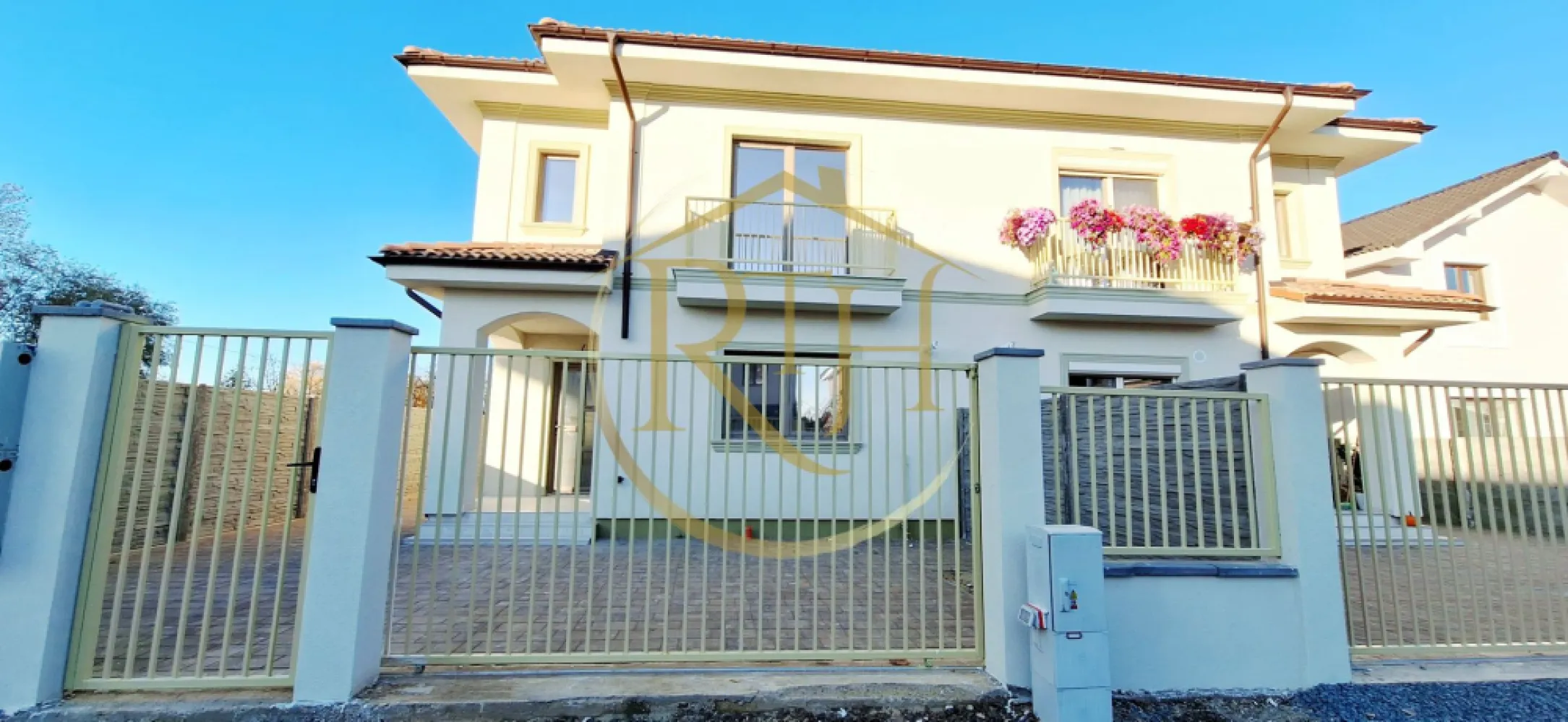 Oferim spre vanzare casa-duplex cu 4 camere si 3 bai situata in Giroc - Casă tip duplex cu 4 camere în Giroc – finisaje premium, zonă liniștită

Se oferă spre vânzare o casă tip duplex, cu 4 camere și 3 băi, situată în Giroc, în Vatra Veche, într-o zonă liniștită, departe de agitația orașului, dar aproape de toate punctele de interes – mijloace de transport în comun, școală, liceu, grădiniță, biserică, parcuri, magazine și supermarketuri.
Proprietatea are regim de înălțime parter plus etaj și este compartimentată astfel: la parter se află un living spațios cu ieșire pe terasa din spate și curte, o bucătărie separată și luminoasă, o baie de serviciu și holul de acces. Etajul este compus din trei dormitoare, dintre care unul matrimonial cu baie proprie și balcon, o baie principală pe hol și accesul către pod. Podul este realizat cu placă de beton și izolație termică, oferind un spațiu suplimentar de depozitare.
Casa este construită din cărămidă Porotherm, are acoperiș din țiglă și finisaje de înaltă calitate. Confortul termic este asigurat de centrala termică pe gaz și încălzirea în pardoseală. Suprafața utilă este de 126 mp, terasa are aproximativ 10 mp, iar terenul aferent proprietății are o suprafață totală de 333 mp. Imobilul dispune de toate utilitățile – apă, gaz, curent și canalizare – și este finalizat în proporție de 95%, fiind pregătit să-și primească noii proprietari.

Prețul este de 210.000 euro, iar comisionul este 0% pentru cumpărător.
Vizionare online : https://youtu.be/DJaQ_KoOEfo?feature=shared
Proprietate reprezentată de RealTimHouse.ro – Un pas spre un loc doar al tău!