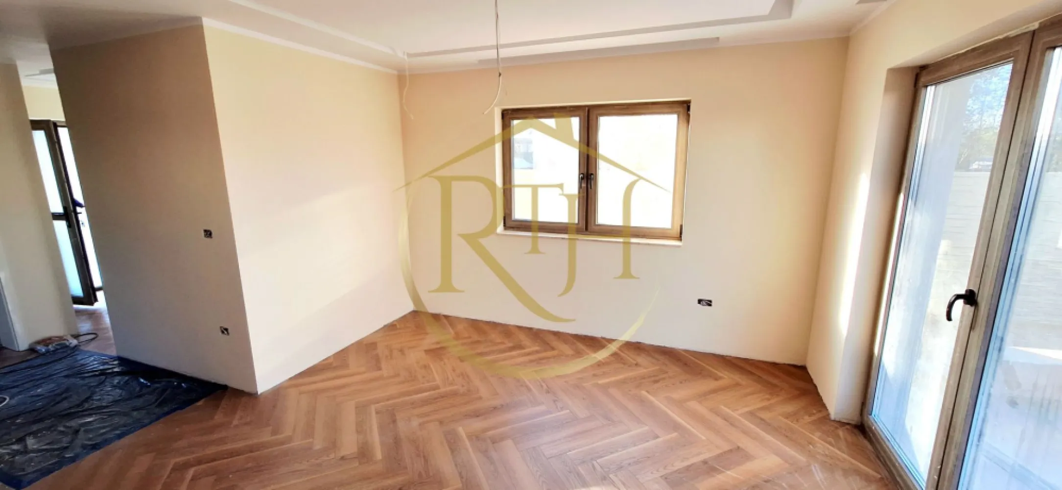 Oferim spre vanzare casa-duplex cu 4 camere si 3 bai situata in Giroc - Casă tip duplex cu 4 camere în Giroc – finisaje premium, zonă liniștită

Se oferă spre vânzare o casă tip duplex, cu 4 camere și 3 băi, situată în Giroc, în Vatra Veche, într-o zonă liniștită, departe de agitația orașului, dar aproape de toate punctele de interes – mijloace de transport în comun, școală, liceu, grădiniță, biserică, parcuri, magazine și supermarketuri.
Proprietatea are regim de înălțime parter plus etaj și este compartimentată astfel: la parter se află un living spațios cu ieșire pe terasa din spate și curte, o bucătărie separată și luminoasă, o baie de serviciu și holul de acces. Etajul este compus din trei dormitoare, dintre care unul matrimonial cu baie proprie și balcon, o baie principală pe hol și accesul către pod. Podul este realizat cu placă de beton și izolație termică, oferind un spațiu suplimentar de depozitare.
Casa este construită din cărămidă Porotherm, are acoperiș din țiglă și finisaje de înaltă calitate. Confortul termic este asigurat de centrala termică pe gaz și încălzirea în pardoseală. Suprafața utilă este de 126 mp, terasa are aproximativ 10 mp, iar terenul aferent proprietății are o suprafață totală de 333 mp. Imobilul dispune de toate utilitățile – apă, gaz, curent și canalizare – și este finalizat în proporție de 95%, fiind pregătit să-și primească noii proprietari.

Prețul este de 210.000 euro, iar comisionul este 0% pentru cumpărător.
Vizionare online : https://youtu.be/DJaQ_KoOEfo?feature=shared
Proprietate reprezentată de RealTimHouse.ro – Un pas spre un loc doar al tău!