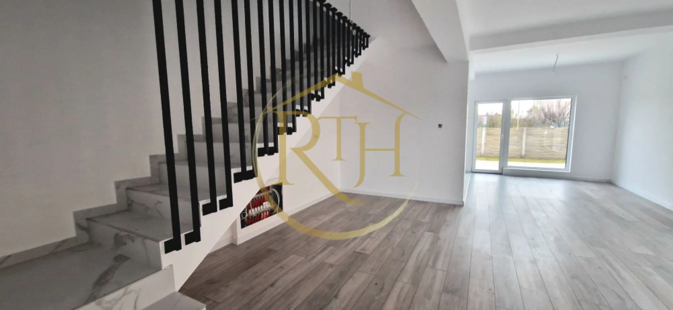 Duplex de vanzare cu 4 camere,2 bai,250 mp teren-Mosnita Veche zona Centrala. - Vânzare duplex 4 camere – Moșnița Veche

Proprietate complet finisată sau varianta la roșu – posibilitatea de a vă personaliza locuința!

Vă prezentăm un duplex modern și bine structurat, situat în Moșnița Veche, într-o poziție centrală, extrem de convenabilă pentru viața de zi cu zi. Proprietatea se află la doar 2 minute de mers pe jos de școală, biserică, supermarket, pizzerie, frizerie, florărie și alte servicii utile, oferind acces rapid la tot ceea ce aveți nevoie.

Detalii proprietate

Suprafață utilă: 116 mp

Suprafață teren: 250 mp

Terasă: 10 mp

Compartimentare gândită pentru confort
Parter:

Hol de intrare spațios
Bucătărie luminoasă, cu acces direct la terasă
Living generos, ideal pentru zona de zi
Baie modernă
Cameră tehnică / spațiu depozitare

Etaj:

3 dormitoare bine proporționate
Dressing separat
Baie
(Ideale pentru familii care apreciază intimitatea și spațiul bine optimizat.)

Exterior și facilități

Curte amenajată cu gazon și pavaj, pregătită pentru relaxare
Locuri de parcare în curte
Terasă de 10 mp, perfectă pentru timp petrecut în aer liber

Dotări și beneficii tehnice

Încălzire în pardoseală cu centrală proprie
Izolație fonică ce asigură confort acustic
Geamuri termopan de calitate superioară – Salamander
Toate utilitățile: apă, canalizare, gaz, curent
Construcție solidă, realizată cu materiale moderne și eficiente energetic

Variantă disponibilă și în stadiul “la roșu”

Pe lângă unitatea complet finisată, există și varianta la roșu, oferind avantajul de a vă alege singuri finisajele interioare (gresie, faianță, parchet, uși, obiecte sanitare etc.), astfel încât locuința să reflecte exact stilul și preferințele dumneavoastră.
Această opțiune este ideală pentru cei care își doresc un cămin personalizat până în cele mai mici detalii.
Preț: 174.900 €, comision ,,0''
Proprietate reprezentată de RealTimHouse.ro – Un pas spre un loc doar al tău!