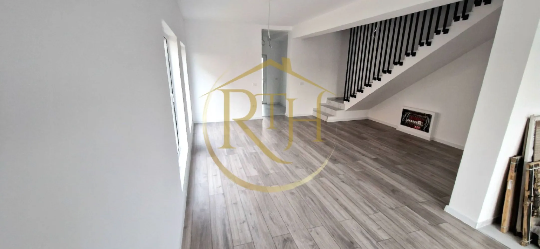 Duplex de vanzare cu 4 camere,2 bai,250 mp teren-Mosnita Veche zona Centrala. - Vânzare duplex 4 camere – Moșnița Veche

Proprietate complet finisată sau varianta la roșu – posibilitatea de a vă personaliza locuința!

Vă prezentăm un duplex modern și bine structurat, situat în Moșnița Veche, într-o poziție centrală, extrem de convenabilă pentru viața de zi cu zi. Proprietatea se află la doar 2 minute de mers pe jos de școală, biserică, supermarket, pizzerie, frizerie, florărie și alte servicii utile, oferind acces rapid la tot ceea ce aveți nevoie.

Detalii proprietate

Suprafață utilă: 116 mp

Suprafață teren: 250 mp

Terasă: 10 mp

Compartimentare gândită pentru confort
Parter:

Hol de intrare spațios
Bucătărie luminoasă, cu acces direct la terasă
Living generos, ideal pentru zona de zi
Baie modernă
Cameră tehnică / spațiu depozitare

Etaj:

3 dormitoare bine proporționate
Dressing separat
Baie
(Ideale pentru familii care apreciază intimitatea și spațiul bine optimizat.)

Exterior și facilități

Curte amenajată cu gazon și pavaj, pregătită pentru relaxare
Locuri de parcare în curte
Terasă de 10 mp, perfectă pentru timp petrecut în aer liber

Dotări și beneficii tehnice

Încălzire în pardoseală cu centrală proprie
Izolație fonică ce asigură confort acustic
Geamuri termopan de calitate superioară – Salamander
Toate utilitățile: apă, canalizare, gaz, curent
Construcție solidă, realizată cu materiale moderne și eficiente energetic

Variantă disponibilă și în stadiul “la roșu”

Pe lângă unitatea complet finisată, există și varianta la roșu, oferind avantajul de a vă alege singuri finisajele interioare (gresie, faianță, parchet, uși, obiecte sanitare etc.), astfel încât locuința să reflecte exact stilul și preferințele dumneavoastră.
Această opțiune este ideală pentru cei care își doresc un cămin personalizat până în cele mai mici detalii.
Preț: 174.900 €, comision ,,0''
Proprietate reprezentată de RealTimHouse.ro – Un pas spre un loc doar al tău!