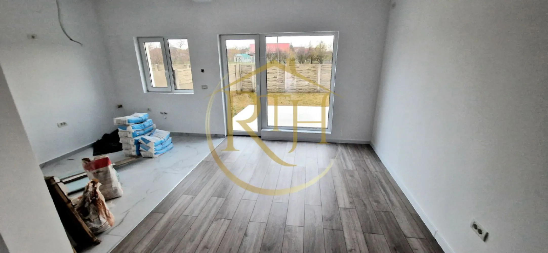 Duplex de vanzare cu 4 camere,2 bai,250 mp teren-Mosnita Veche zona Centrala. - Vânzare duplex 4 camere – Moșnița Veche

Proprietate complet finisată sau varianta la roșu – posibilitatea de a vă personaliza locuința!

Vă prezentăm un duplex modern și bine structurat, situat în Moșnița Veche, într-o poziție centrală, extrem de convenabilă pentru viața de zi cu zi. Proprietatea se află la doar 2 minute de mers pe jos de școală, biserică, supermarket, pizzerie, frizerie, florărie și alte servicii utile, oferind acces rapid la tot ceea ce aveți nevoie.

Detalii proprietate

Suprafață utilă: 116 mp

Suprafață teren: 250 mp

Terasă: 10 mp

Compartimentare gândită pentru confort
Parter:

Hol de intrare spațios
Bucătărie luminoasă, cu acces direct la terasă
Living generos, ideal pentru zona de zi
Baie modernă
Cameră tehnică / spațiu depozitare

Etaj:

3 dormitoare bine proporționate
Dressing separat
Baie
(Ideale pentru familii care apreciază intimitatea și spațiul bine optimizat.)

Exterior și facilități

Curte amenajată cu gazon și pavaj, pregătită pentru relaxare
Locuri de parcare în curte
Terasă de 10 mp, perfectă pentru timp petrecut în aer liber

Dotări și beneficii tehnice

Încălzire în pardoseală cu centrală proprie
Izolație fonică ce asigură confort acustic
Geamuri termopan de calitate superioară – Salamander
Toate utilitățile: apă, canalizare, gaz, curent
Construcție solidă, realizată cu materiale moderne și eficiente energetic

Variantă disponibilă și în stadiul “la roșu”

Pe lângă unitatea complet finisată, există și varianta la roșu, oferind avantajul de a vă alege singuri finisajele interioare (gresie, faianță, parchet, uși, obiecte sanitare etc.), astfel încât locuința să reflecte exact stilul și preferințele dumneavoastră.
Această opțiune este ideală pentru cei care își doresc un cămin personalizat până în cele mai mici detalii.
Preț: 174.900 €, comision ,,0''
Proprietate reprezentată de RealTimHouse.ro – Un pas spre un loc doar al tău!