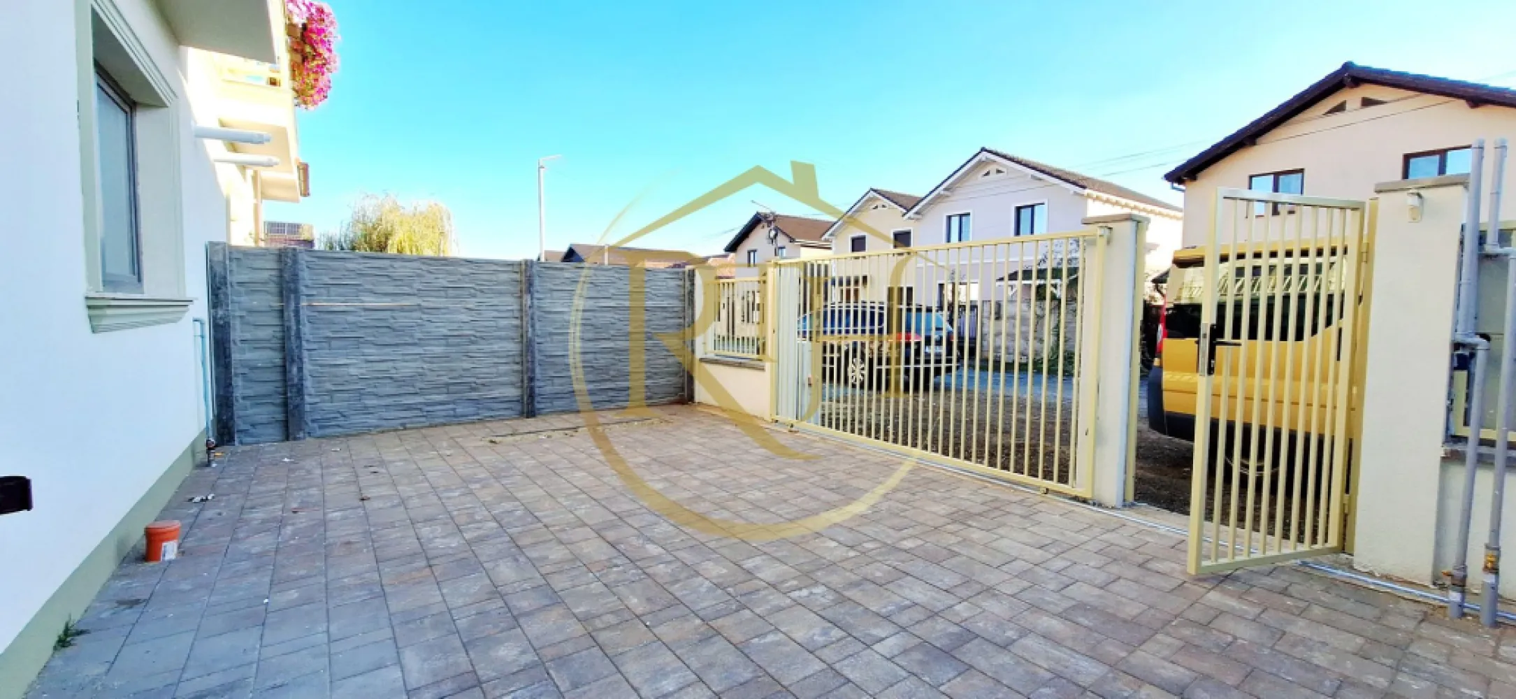 Oferim spre vanzare casa-duplex cu 4 camere si 3 bai situata in Giroc - Casă tip duplex cu 4 camere în Giroc – finisaje premium, zonă liniștită

Se oferă spre vânzare o casă tip duplex, cu 4 camere și 3 băi, situată în Giroc, în Vatra Veche, într-o zonă liniștită, departe de agitația orașului, dar aproape de toate punctele de interes – mijloace de transport în comun, școală, liceu, grădiniță, biserică, parcuri, magazine și supermarketuri.
Proprietatea are regim de înălțime parter plus etaj și este compartimentată astfel: la parter se află un living spațios cu ieșire pe terasa din spate și curte, o bucătărie separată și luminoasă, o baie de serviciu și holul de acces. Etajul este compus din trei dormitoare, dintre care unul matrimonial cu baie proprie și balcon, o baie principală pe hol și accesul către pod. Podul este realizat cu placă de beton și izolație termică, oferind un spațiu suplimentar de depozitare.
Casa este construită din cărămidă Porotherm, are acoperiș din țiglă și finisaje de înaltă calitate. Confortul termic este asigurat de centrala termică pe gaz și încălzirea în pardoseală. Suprafața utilă este de 126 mp, terasa are aproximativ 10 mp, iar terenul aferent proprietății are o suprafață totală de 333 mp. Imobilul dispune de toate utilitățile – apă, gaz, curent și canalizare – și este finalizat în proporție de 95%, fiind pregătit să-și primească noii proprietari.

Prețul este de 209.990 euro, iar comisionul este 0% pentru cumpărător.
Vizionare online : https://youtu.be/DJaQ_KoOEfo?feature=shared
Proprietate reprezentată de RealTimHouse.ro – Un pas spre un loc doar al tău!