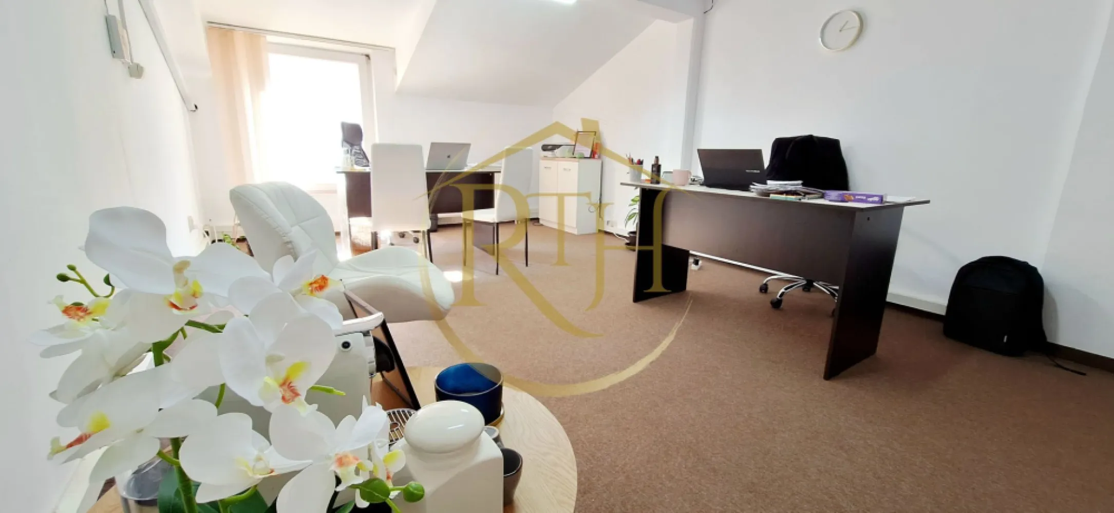 Oferim spre inchiriere spatii pentru birouri, zona Soarelui, parcare privata - Oferim spre închiriere spații pentru birouri situate în zona Soarelui, în imediata apropiere de Sud Plaza, într-o clădire destinată activităților office. Spațiile sunt amplasate la etajul 1 și beneficiază de acces facil, atât pietonal, cât și auto. Clădirea dispune de parcare privată în curte, acces auto controlat prin barieră, grupuri sanitare și bucătărie comună, oferind toate condițiile necesare desfășurării unei activități profesionale.

Sunt disponibile birouri cu suprafețe de 26 mp, 28 mp si unul de 100 mp cu pretul de 600 euro, ideale pentru firme de contabilitate, IT, arhitectură, consultanță sau alte activități ce necesită un spațiu compact, eficient și accesibil. Construcția asigură un mediu de lucru plăcut, costurile de întreținere fiind reduse.

Prețul de închiriere este de 10 euro/mp + TVA, cu o garanție echivalentă unei luni de chirie. Se percepe comision agenție.
Proprietate reprezentată în exclusivitate de RealTimHouse.ro – Un pas spre un loc doar al tău!
