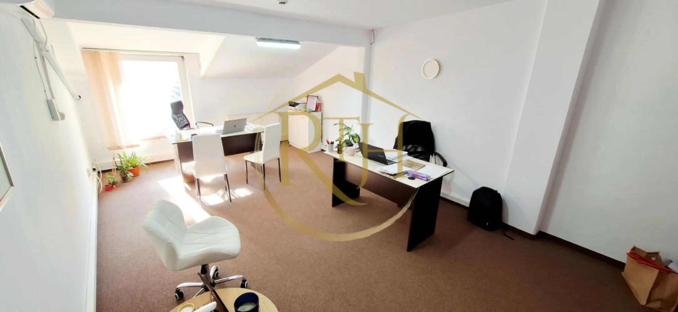 Oferim spre inchiriere spatii pentru birouri, zona Soarelui, parcare privata - Oferim spre închiriere spații pentru birouri situate în zona Soarelui, în imediata apropiere de Sud Plaza, într-o clădire destinată activităților office. Spațiile sunt amplasate la etajul 1 și beneficiază de acces facil, atât pietonal, cât și auto. Clădirea dispune de parcare privată în curte, acces auto controlat prin barieră, grupuri sanitare și bucătărie comună, oferind toate condițiile necesare desfășurării unei activități profesionale.

Sunt disponibile birouri cu suprafețe de 26 mp, 28 mp si unul de 100 mp cu pretul de 600 euro, ideale pentru firme de contabilitate, IT, arhitectură, consultanță sau alte activități ce necesită un spațiu compact, eficient și accesibil. Construcția asigură un mediu de lucru plăcut, costurile de întreținere fiind reduse.

Prețul de închiriere este de 10 euro/mp + TVA, cu o garanție echivalentă unei luni de chirie. Se percepe comision agenție.
Proprietate reprezentată în exclusivitate de RealTimHouse.ro – Un pas spre un loc doar al tău!