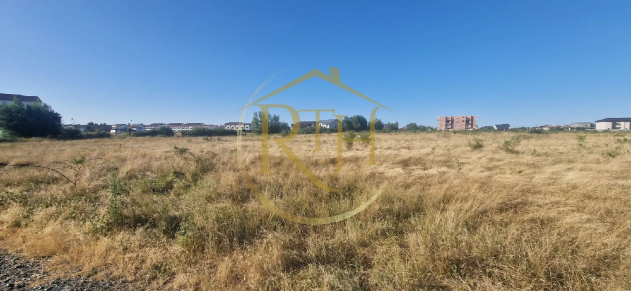 🏡 Teren intravilan de vânzare – Cartier Plopi, Timișoara (Zona de Sud) - Se oferă spre vânzare un teren intravilan situat în cartierul Plopi, zona de sud a municipiului Timișoara, într-un cadru natural liniștit, dar cu acces rapid către principalele puncte de interes ale orașului.
Proprietatea se află în apropierea centurii sudice, oferind o conectivitate excelentă și un potențial ridicat de dezvoltare imobiliară.

📐 Date tehnice și urbanistice

Suprafață totală: 7.530 mp

Front stradal: 20 m liniari

Categoria: intravilan

Regim urbanistic (conform PUG): zonă destinată construcțiilor cu regim redus de înălțime (P + 1 + M)

POT: 35%

CUT: 0,9

Acces: drum pietruit, aflat în stare bună

🌿 Avantaje și localizare

Terenul se bucură de acces facil către noul Campus Universitar de Medicină, aflat în prezent în construcție — unul dintre cele mai importante proiecte educaționale și de infrastructură din Timișoara.
Această proximitate conferă proprietății un avantaj competitiv semnificativ, prin creșterea atractivității zonei și a valorii viitoare a investițiilor.

De asemenea, amplasamentul oferă acces rapid către centura de sud, facilitând legătura cu principalele direcții: Moșnița Veche, Ghiroda, Calea Buziașului și alte zone de interes economic și rezidențial.
Zona este caracterizată de liniște, spații verzi și un cadru natural echilibrat, ideal pentru proiecte de locuințe individuale sau ansambluri rezidențiale de dimensiuni reduse.

💼 Oportunitate de investiție

Pentru dezvoltatori sau investitori, există posibilitatea comasării terenului cu parcelele învecinate (având CF-uri distincte), ajungându-se la o suprafață totală de 18.800 mp — potrivită pentru un proiect rezidențial integrat.

ℹ️ Observații suplimentare

Terenul nu este împrejmuit și nu dispune momentan de utilități racordate, însă acestea se află în imediata proximitate.
Zona se află într-un proces accelerat de urbanizare, cu numeroase proiecte în derulare, printre care campusul universitar și infrastructura aferentă.
Prin poziționare, potențial și context urbanistic, proprietatea reprezintă o oportunitate excelentă de investiție strategică în zona de sud a Timișoarei.

Proprietatea este reprezentată de RealTimHouse.ro
 – Un pas spre un loc doar al tău.
📞 Pentru detalii suplimentare sau programarea unei vizionări, vă rugăm să ne contactați.