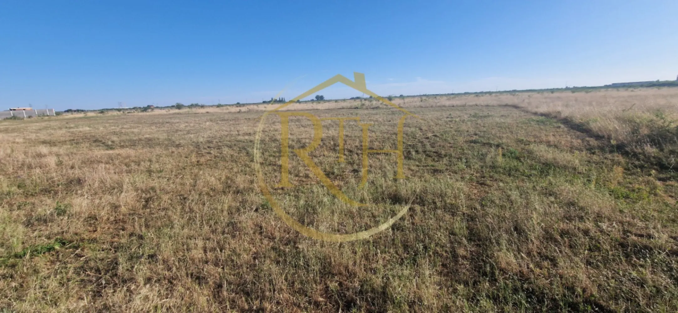 🏡 Teren intravilan de vânzare – Cartier Plopi, Timișoara (Zona de Sud) - Se oferă spre vânzare un teren intravilan situat în cartierul Plopi, zona de sud a municipiului Timișoara, într-un cadru natural liniștit, dar cu acces rapid către principalele puncte de interes ale orașului.
Proprietatea se află în apropierea centurii sudice, oferind o conectivitate excelentă și un potențial ridicat de dezvoltare imobiliară.

📐 Date tehnice și urbanistice

Suprafață totală: 7.530 mp

Front stradal: 20 m liniari

Categoria: intravilan

Regim urbanistic (conform PUG): zonă destinată construcțiilor cu regim redus de înălțime (P + 1 + M)

POT: 35%

CUT: 0,9

Acces: drum pietruit, aflat în stare bună

🌿 Avantaje și localizare

Terenul se bucură de acces facil către noul Campus Universitar de Medicină, aflat în prezent în construcție — unul dintre cele mai importante proiecte educaționale și de infrastructură din Timișoara.
Această proximitate conferă proprietății un avantaj competitiv semnificativ, prin creșterea atractivității zonei și a valorii viitoare a investițiilor.

De asemenea, amplasamentul oferă acces rapid către centura de sud, facilitând legătura cu principalele direcții: Moșnița Veche, Ghiroda, Calea Buziașului și alte zone de interes economic și rezidențial.
Zona este caracterizată de liniște, spații verzi și un cadru natural echilibrat, ideal pentru proiecte de locuințe individuale sau ansambluri rezidențiale de dimensiuni reduse.

💼 Oportunitate de investiție

Pentru dezvoltatori sau investitori, există posibilitatea comasării terenului cu parcelele învecinate (având CF-uri distincte), ajungându-se la o suprafață totală de 18.800 mp — potrivită pentru un proiect rezidențial integrat.

ℹ️ Observații suplimentare

Terenul nu este împrejmuit și nu dispune momentan de utilități racordate, însă acestea se află în imediata proximitate.
Zona se află într-un proces accelerat de urbanizare, cu numeroase proiecte în derulare, printre care campusul universitar și infrastructura aferentă.
Prin poziționare, potențial și context urbanistic, proprietatea reprezintă o oportunitate excelentă de investiție strategică în zona de sud a Timișoarei.

Proprietatea este reprezentată de RealTimHouse.ro
 – Un pas spre un loc doar al tău.
📞 Pentru detalii suplimentare sau programarea unei vizionări, vă rugăm să ne contactați.