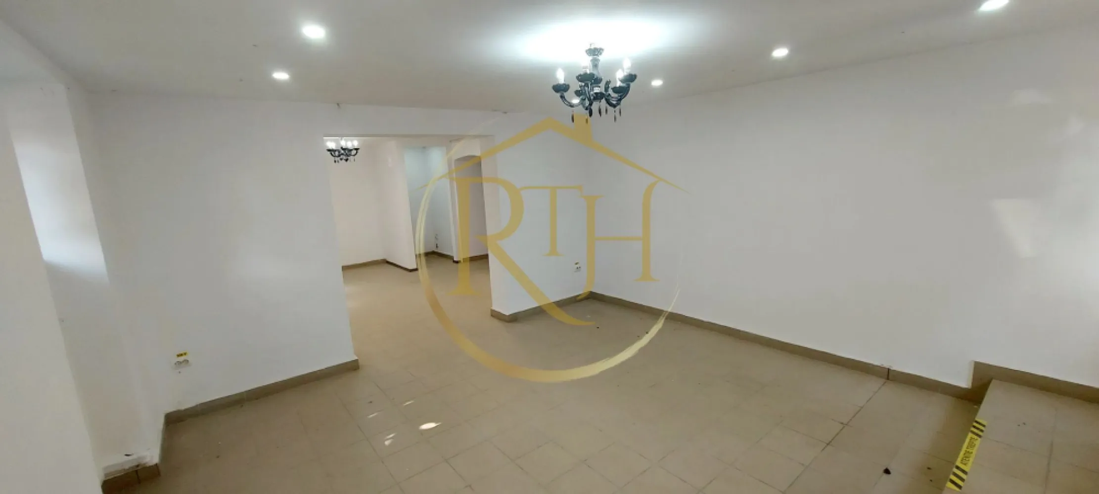 Închiriez spațiu comercial 4 camere–Zona Centrală – 77 mp utili. - Spatiu de inchiriat, zona centrala, fost salon de cosmetică & coafură – ideal pentru diverse activități (beauty, birouri, cabinet, studio, showroom etc.)

Actele sunt toate la zi pentru obtinerea de avize necesare activitatii desfasurate.

Detalii spațiu:
Suprafață: 77 mp, organizat în 4 încăperi + grup sanitar + spațiu de depozitare

Facilități: Acces la terasă și loc de parcare în fața garajului clădirii

Confort: Centrală proprie și 2 aparate de aer condiționat, asigurând un climat optim pe toată suprafața

Stare: Spațiul este nemobilat și se poate personaliza în funcție de necesități; 
Beneficii suplimentare – Locație premium:

Acces rapid & vizibilitate: Situat în inima orașului, cu acces facil la mijloacele de transport și arterele principale

Vecinătăți esențiale pentru afacerea ta:

Shopping & divertisment: Iulius Mall, Piața Unirii, Piața 700, Kaufland, Lidl
Instituții & servicii: Registrul Comerțului, Direcția Finanțelor, Tribunal
Alte facilități: McDonald’s, Spitalul de copii, Spitalul Militar, Cilinca de Oftalmologie, Sală de fitness
Educație: Liceu și Școală generală
Zone verzi & clădiri de afaceri: Parcul Botanic, City Business Center

Avantaje adiționale:
Expunere maximă: Zona centrală garantează un flux constant de clienți și o vizibilitate excelentă pentru afacerea ta

Flexibilitate: Spațiul poate fi adaptat rapid pentru diverse tipuri de activități, oferind posibilitatea de personalizare în funcție de brand și nevoi specifice.

Pret: 750 euro chirie, 750 euro garantie plus comision garantie.

Proprietate reprezentata de RealTimHouse.ro . Un pas spre un loc doar al tau !