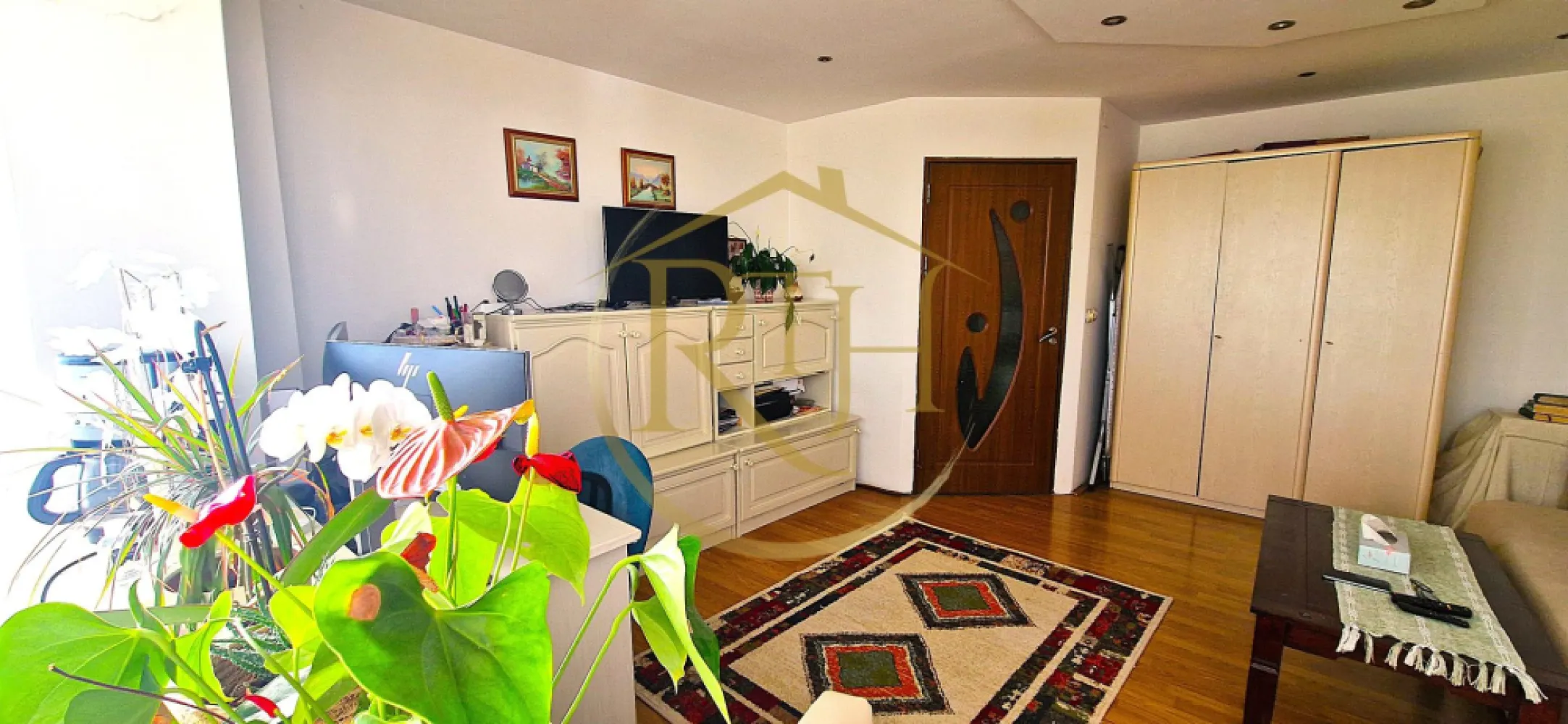 Vand apartament 2 camere,zona linistita cu mult spatiu verde ,0 Comision - Oferim spre vanzare apartament in Timisoara de 2 camere, decomandat, cu suprafață utilă de 67 mp, situat la etajul 2 din 3, într-un bloc solid, cu acoperiș recent renovat, aflat într-o zonă extrem de liniștită din Timișoara, înconjurată de spații verzi, copaci maturi și liniște deplină.

Zona este perfectă pentru familii, persoane care lucrează de acasă, ori pentru oricine își dorește calm, aer curat și acces rapid către facilități urbane. Acces facil la:

Shopping City Timișoara – 2,6 km

Kaufland și Lidl – sub 1 km

Profi – 500 m

Grădiniță și școală – la câteva minute

Mijloace de transport public – acces imediat

Parcare generoasă în fața blocului – locuri disponibile tot timpul

🏡 Detalii apartament – spațiu, confort, lumină și funcționalitate
Suprafață utilă: 67 mp(plus 18 mp boxa trecuta in CF)

Compartimentare: 2 camere mari, baie, debara, bucătărie separată

Etaj: 2 din 3

2 balcoane închise, fiecare de 4,5 mp, situate pe părți opuse ale apartamentului, oferind:

vedere superbă

lumină naturală din două direcții

ventilație naturală excelentă

Unul dintre balcoane este în prelungirea livingului – ideal ca spațiu de relaxare, birou sau zonă de luat masa

⚙️ Dotări și îmbunătățiri moderne
Centrală termică Immergas – montată în martie 2025, aflată în garanție

Aer condiționat Green

Aragaz Hansa (gaz + cuptor electric)

Mașină de spălat vase + mașină de spălat rufe

Geamuri termopan pe toată suprafața

Ușă metalică la intrare

Parchet laminat în camere, gresie în baie și zona de bucătărie

Țevi de apă și coloana de canalizare schimbate complet în mai 2025, inclusiv pe întregul tronson de bloc

🧳 Se vinde complet mobilat și utilat
Mobilier complet pentru toate camerele

Bucătărie complet mobilată și utilată

Singurele excepții: frigiderul și combina

📦 Boxă de 18 mp – inclusă în CF
Un avantaj major al apartamentului este boxa spațioasă de 18 mp, intabulată în Cartea Funciară, ideală pentru:

depozitare,

atelier,

spațiu pentru hobby-uri,

sau chiar birou (cu mici adaptări).

💶 Preț: 100.000 EURO – usor negociabil,nu se plateste comision.

Se acceptă vânzare prin credit imobiliar/ipotecar. 
Oferim consulatanta pentru obitnerea creditului de achizitionare imobiul
Proprietatre reprezentata de RealTimHouse.ro