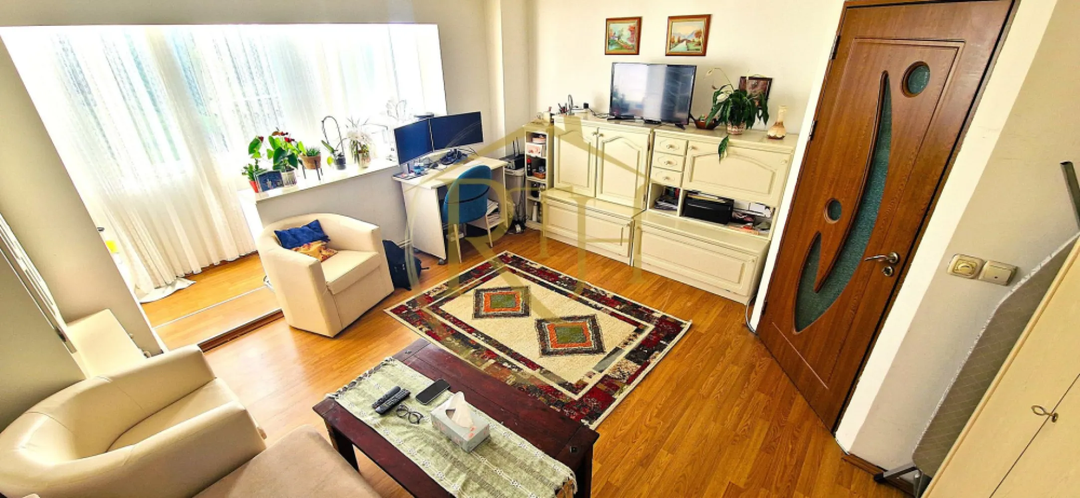 Vand apartament 2 camere,zona linistita cu mult spatiu verde ,0 Comision - Oferim spre vanzare apartament in Timisoara de 2 camere, decomandat, cu suprafață utilă de 67 mp, situat la etajul 2 din 3, într-un bloc solid, cu acoperiș recent renovat, aflat într-o zonă extrem de liniștită din Timișoara, înconjurată de spații verzi, copaci maturi și liniște deplină.

Zona este perfectă pentru familii, persoane care lucrează de acasă, ori pentru oricine își dorește calm, aer curat și acces rapid către facilități urbane. Acces facil la:

Shopping City Timișoara – 2,6 km

Kaufland și Lidl – sub 1 km

Profi – 500 m

Grădiniță și școală – la câteva minute

Mijloace de transport public – acces imediat

Parcare generoasă în fața blocului – locuri disponibile tot timpul

🏡 Detalii apartament – spațiu, confort, lumină și funcționalitate
Suprafață utilă: 67 mp(plus 18 mp boxa trecuta in CF)

Compartimentare: 2 camere mari, baie, debara, bucătărie separată

Etaj: 2 din 3

2 balcoane închise, fiecare de 4,5 mp, situate pe părți opuse ale apartamentului, oferind:

vedere superbă

lumină naturală din două direcții

ventilație naturală excelentă

Unul dintre balcoane este în prelungirea livingului – ideal ca spațiu de relaxare, birou sau zonă de luat masa

⚙️ Dotări și îmbunătățiri moderne
Centrală termică Immergas – montată în martie 2025, aflată în garanție

Aer condiționat Green

Aragaz Hansa (gaz + cuptor electric)

Mașină de spălat vase + mașină de spălat rufe

Geamuri termopan pe toată suprafața

Ușă metalică la intrare

Parchet laminat în camere, gresie în baie și zona de bucătărie

Țevi de apă și coloana de canalizare schimbate complet în mai 2025, inclusiv pe întregul tronson de bloc

🧳 Se vinde complet mobilat și utilat
Mobilier complet pentru toate camerele

Bucătărie complet mobilată și utilată

Singurele excepții: frigiderul și combina

📦 Boxă de 18 mp – inclusă în CF
Un avantaj major al apartamentului este boxa spațioasă de 18 mp, intabulată în Cartea Funciară, ideală pentru:

depozitare,

atelier,

spațiu pentru hobby-uri,

sau chiar birou (cu mici adaptări).

💶 Preț: 100.000 EURO – usor negociabil,nu se plateste comision.

Se acceptă vânzare prin credit imobiliar/ipotecar. 
Oferim consulatanta pentru obitnerea creditului de achizitionare imobiul
Proprietatre reprezentata de RealTimHouse.ro