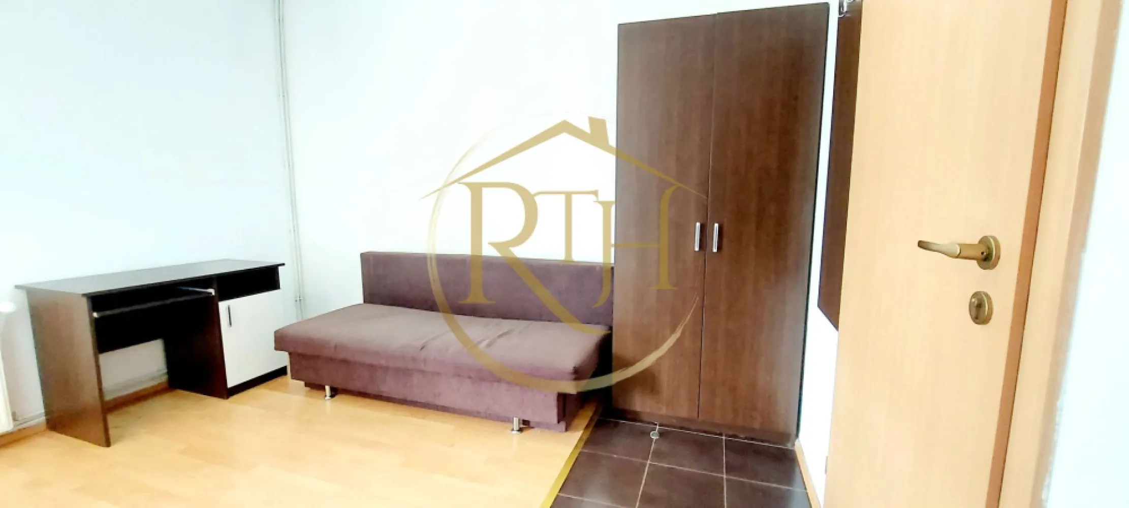 Oferim spre inchiriere garsoniera, situata in zona Soarelui, Parcare si balcon - Oferim spre închiriere o garsonieră luminoasă și modernă, situată la etajul 2 al unui bloc nou, într-o zonă excelentă din cartierul Soarelui. Proprietatea beneficiază de un balcon spațios și loc de parcare privat, accesibil prin barieră și monitorizat video.
Localizarea este ideală, la doar 2 minute de Sud Plaza, magazine precum Profi și stații pentru mijloacele de transport în comun, 10 minute de Spitalul Județean, Continental, Auchan, Lidl, Penny, Mega Image și 15 minute de Complexul Studențesc, ceea ce o face perfectă pentru o viață comodă și conectată.
Garsoniera este complet mobilată și utilată, oferind confortul necesar pentru un trai plăcut. Dispune de canapea extensibilă, frigider, mașină de spălat, plită electrică pentru gătit și baie dotată cu cabină de duș.
Încălzirea se realizează prin centrala proprie a blocului, ceea ce asigură cheltuieli reduse de întreținere pe tot parcursul anului.
Se închiriază pentru o singură persoană sau un cuplu. Nu se acceptă animale de companie.

Vizionare online: https://youtu.be/x5vgerx9XhY
Preț: 230 euro/lună + 230 garantie + comision agentie

Proprietate reprezentată de RealTimHouse.ro – Un pas spre un loc doar al tău!