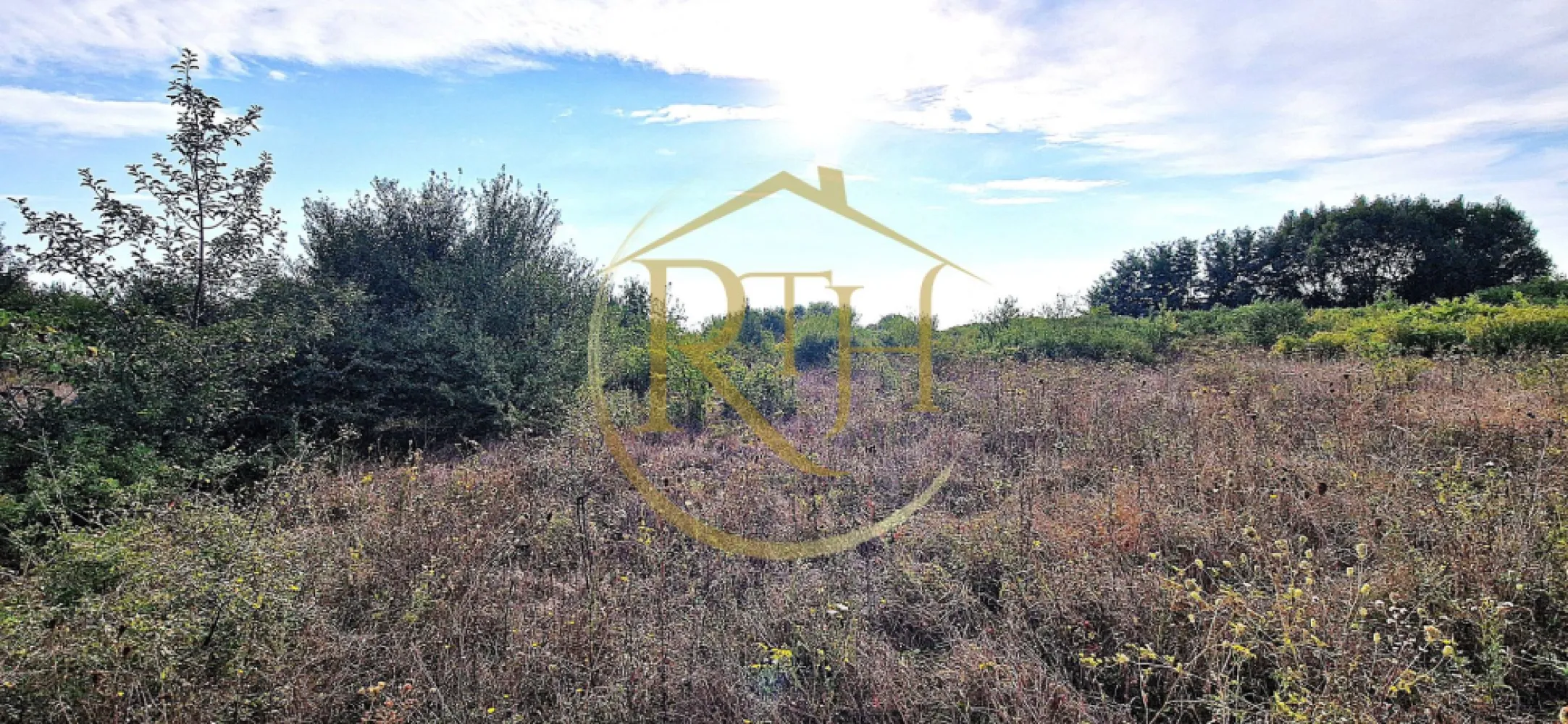 Teren de vânzare – 11.273 mp – zona Plopi, Timișoara Sud. - Se oferă spre vânzare un teren amplasat în cartierul Plopi, zona de sud a municipiului Timișoara, într-un cadru natural liniștit, dar cu acces rapid către principalele puncte de interes din oraș. Proprietatea se află în apropierea centurii de sud, ceea ce îi conferă o conectivitate excelentă și un potențial ridicat de dezvoltare imobiliară.

Date tehnice și urbanistice:

Suprafață totală: 11.273 mp
Front stradal: 42 metri liniari
Categoria: extravilan, cu posibilitate de trecere în intravilan
Regim urbanistic conform PUG: zonă destinată construcțiilor cu regim redus de înălțime (P+1+M)
POT: 35%
CUT: 0,9
Acces pe drum pietruit aflat în stare bună

Avantaje și localizare:

Terenul beneficiază de acces facil către noul Campus Universitar de Medicină, aflat în prezent în construcție, unul dintre cele mai importante proiecte educaționale și de infrastructură ale Timișoarei. Această proximitate oferă un avantaj competitiv semnificativ pentru investiții viitoare, prin creșterea atractivității zonei și a valorii proprietăților din jur.

De asemenea, amplasamentul oferă acces rapid către centura de sud a Timișoarei, facilitând deplasarea către principalele direcții: Moșnița Veche, Ghiroda, Calea Buziașului și alte zone de interes economic și rezidențial.
Zona este caracterizată de tranquilitate, spații verzi și un cadru natural echilibrat, potrivit pentru proiecte de locuințe individuale sau mici ansambluri rezidențiale.

Oportunitate de investiție:

Pentru dezvoltatori sau investitori interesați, există posibilitatea comasării terenului cu parcelele învecinată, având CF-uri separate ajunganduse mp, ceea ce permite obținerea unei suprafețe totale de peste 18.500 mp — ideală pentru un proiect rezidențial integrat.

Observații suplimentare

Terenul nu este împrejmuit și nu dispune momentan de utilități racordate, însă acestea se află în proximitate. Zona se află în plin proces de urbanizare, cu multiple proiecte noi în derulare, inclusiv campusul universitar și infrastructura aferentă. Datorită acestor dezvoltări, proprietatea reprezintă o oportunitate excelentă pentru investiție strategică în zona de sud a Timișoarei.
Proprietatea este reprezentată de RealTimHouse.ro – Un pas spre un loc doar al tău. 
Pentru mai multe detalii sau programarea unei vizionări, nu ezitați să ne contactați.