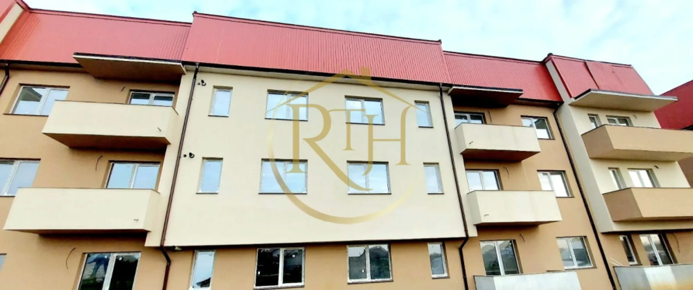 Oferim spre vanzare apartamente cu 2 si 3 camere in Giroc ,,0 comison'' - Avem deosebita placere de a va oferi spre vanzare apartamente cu 2 camere decomandate si open space, situate in cel mai nou complex rezidential din Giroc, complex in plina dezvoltare cu ,, 0'' comision
Apartamentele se predau la cheie, finisaje de lux de cea mai buna calitate si compartimentare eficienta care satisface toate nevoile clientilor nostri ( apartamente decomandate sau open space ), spatiile sunt generoase si cu multa lumina naturala.
Complexul se afla in Giroc in apropiere de Parcul de Role, magazine si supermarket.uri precum, Profi, , Lidl, Mega, sali se sport, Scoli, Gradinite, mijloc de transport in comun si multe altele .
Constructia este din caramida poroterm, izolatie eficienta, geamuri termopan, iar confortul termic este asigurat cu ajutorul centralei pe gaz si incalzire in pardoseala .
Suprafata utila a apartamentelor este de 52 mp pentru cele open space si 53 mp pentru cele decomandate .
Locuitorii complexului beneficieaza la achizitionarea unui apartament si de un loc de parcare GRATUIT, in zona se regasesc locuri de joaca pentru copii, parcuri, iluminat stradal etc .
Acceptăm orice tip de credit bancar şi oferim GRATUIT consultanţă în vederea obţinerii unui credit pentru achiziţionarea imediată a unui apartament. . 
Proprietatre reprezentata de RealTimHouse.ro . Un pas spre un loc doar al tau !
Va asteptam cu drag la o vizionare . 
Preturile incep de la : 87000 euro pentru cele cu 2 camere si de la 90000 la cele cu 3 camere ,nu se plateste comision agentie.