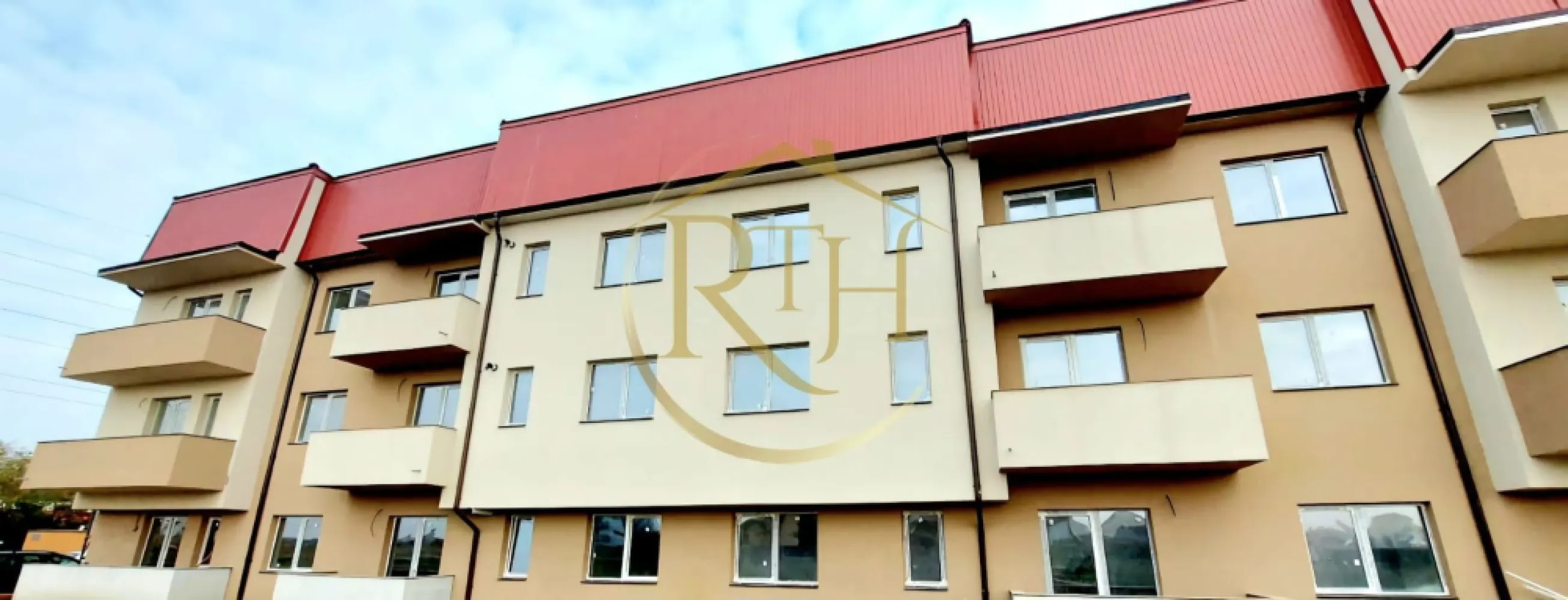 Oferim spre vanzare apartamente cu 2 si 3 camere in Giroc ,,0 comison'' - Avem deosebita placere de a va oferi spre vanzare apartamente cu 2 camere decomandate si open space, situate in cel mai nou complex rezidential din Giroc, complex in plina dezvoltare cu ,, 0'' comision
Apartamentele se predau la cheie, finisaje de lux de cea mai buna calitate si compartimentare eficienta care satisface toate nevoile clientilor nostri ( apartamente decomandate sau open space ), spatiile sunt generoase si cu multa lumina naturala.
Complexul se afla in Giroc in apropiere de Parcul de Role, magazine si supermarket.uri precum, Profi, , Lidl, Mega, sali se sport, Scoli, Gradinite, mijloc de transport in comun si multe altele .
Constructia este din caramida poroterm, izolatie eficienta, geamuri termopan, iar confortul termic este asigurat cu ajutorul centralei pe gaz si incalzire in pardoseala .
Suprafata utila a apartamentelor este de 52 mp pentru cele open space si 53 mp pentru cele decomandate .
Locuitorii complexului beneficieaza la achizitionarea unui apartament si de un loc de parcare GRATUIT, in zona se regasesc locuri de joaca pentru copii, parcuri, iluminat stradal etc .
Acceptăm orice tip de credit bancar şi oferim GRATUIT consultanţă în vederea obţinerii unui credit pentru achiziţionarea imediată a unui apartament. . 
Proprietatre reprezentata de RealTimHouse.ro . Un pas spre un loc doar al tau !
Va asteptam cu drag la o vizionare . 
Preturile incep de la : 87000 euro pentru cele cu 2 camere si de la 90000 la cele cu 3 camere ,nu se plateste comision agentie.