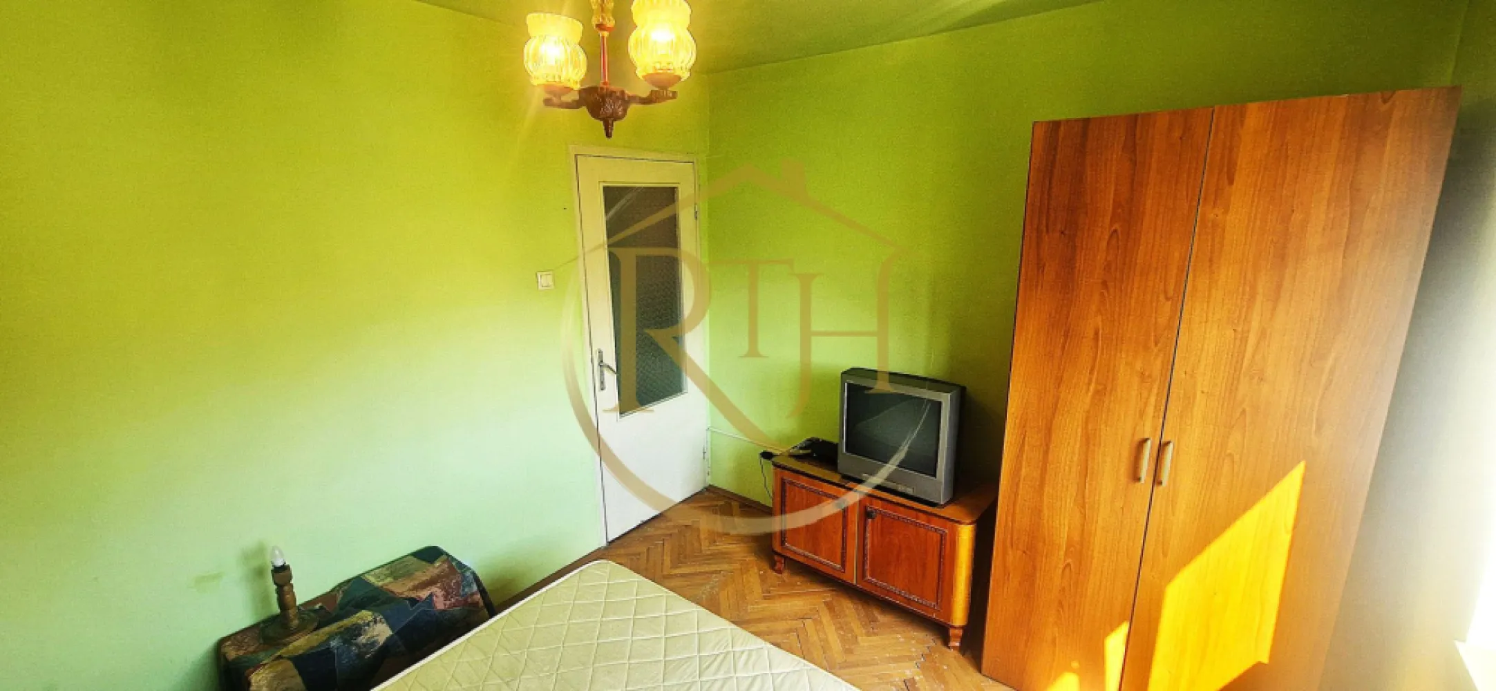Apartament cu 2 camere de vânzare – Zona Olimpia, Timișoara - Oferim spre vanzare un apartament cu 2 camere, situat în zona Olimpia, una dintre cele mai căutate și mai dinamice locații din Timișoara. Această proprietate reprezintă o alegere excelentă atât pentru locuit, cât și pentru investiție, datorită accesului facil către toate punctele de interes ale orașului și a infrastructurii urbane complet dezvoltate.

Caracteristici generale:

Suprafață utilă: 48 mp
Balcon: 4 mp, potrivit pentru relaxare sau spațiu de depozitare suplimentar
Compartimentare: semidecomandat, optim gândit pentru confort și funcționalitate
Etaj: 4 dintr-un bloc cu acoperiș, foarte bine izolat termic

Împărțire interioară:

hol de acces
bucătărie luminoasă
living generos, cu acces spre balcon
hol secundar
dormitor confortabil
baie

Stare apartament:

Apartamentul este locuibil imediat, fiind vândut complet mobilat și utilat conform fotografiilor. Totuși, pentru cei care își doresc un ambient modern și personalizat, există posibilitatea efectuării unor mici renovări și îmbunătățiri, transformând astfel această proprietate într-un cămin adaptat propriului stil de viață.

Eficiență energetică și confort termic:
Comfortul termic asigurat de sistemul de termoficare al orasului.
Un avantaj important al acestei proprietăți este faptul că, înainte de montarea acoperișului, tavanul apartamentului a fost izolat suplimentar. Această îmbunătățire contribuie la:
reducerea pierderilor de căldură în sezonul rece
menținerea unei temperaturi plăcute pe timpul verii
costuri mai mici de întreținere și consum energetic optimizat.

Astfel, apartamentul oferă nu doar un confort sporit, ci și un avantaj financiar pe termen lung.

Zona Olimpia – un punct strategic în Timișoara:

Zona Olimpia este una dintre cele mai bine cotate locații din oraș, recunoscută pentru dinamism, conectivitate și acces rapid către cele mai importante obiective:
Instituții și centre importante: Centrul Regional de Afaceri, Sala „Constantin Jude”, Spitalul Județean, Facultatea de Drept
Sport și recreere: Stadionul „Dan Păltinișanu”, Baza Sportivă 2 Politehnica, Parcul Karlsruhe, Piața Volantă
Educație: Liceul de Muzică, școli și grădinițe în apropiere
Comerț și servicii: supermarketuri Lidl și Profi, farmacii, clinici medicale, bănci, magazine diverse
Restaurante și unități de cazare: Sabres, McDonald’s, Hotel Boavista
Transport: acces rapid la mijloacele de transport în comun (stații la doar 2 minute de mers pe jos) și conexiune facilă către toate zonele orașului
Facilități suplimentare: autogara Normandia, numeroase cafenele și spații de agrement
Această poziționare excelentă face ca apartamentul să fie ideal atât pentru locuire proprie, cât și pentru închiriere, datorită cererii ridicate din zonă.

Preț și condiții de vânzare:

Preț de vânzare: 90.000 € (ușor negociabil)

Avantaj major: NU se percepe comision de agenție

Puncte forte ale proprietății:

Locație premium – una dintre cele mai bine conectate zone ale Timișoarei
Apartament locuibil imediat, cu potențial de modernizare
Izolație termică suplimentară la tavan, realizată înaintea montării acoperișului
Eficiență energetică ridicată și cheltuieli reduse
Compartimentare practică și balcon
Acces la instituții, centre medicale, educaționale și de agrement

Proprietate reprezentata in exclusivitate de RealTimHouse .ro . Un pas spre un loc doar al tau!