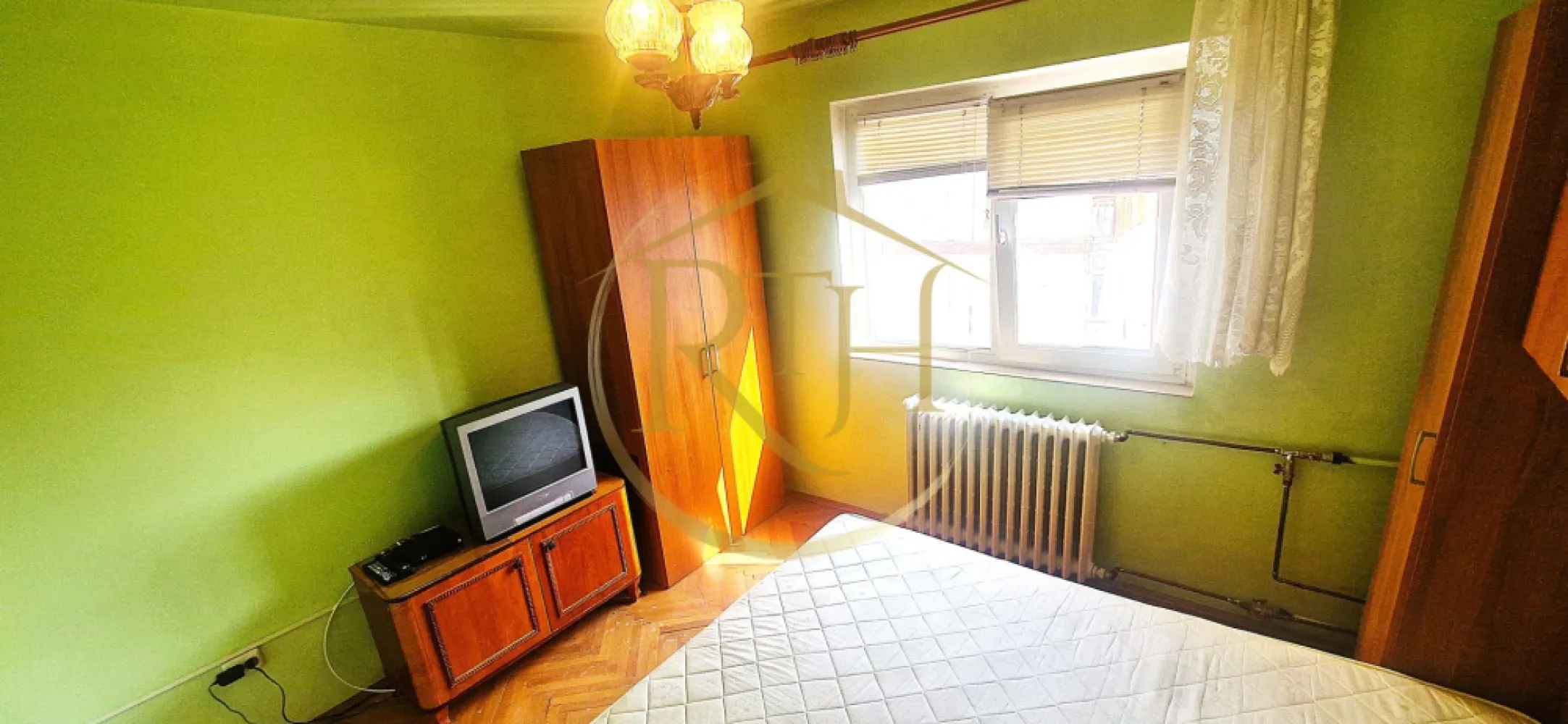 Apartament cu 2 camere de vânzare – Zona Olimpia, Timișoara - Oferim spre vanzare un apartament cu 2 camere, situat în zona Olimpia, una dintre cele mai căutate și mai dinamice locații din Timișoara. Această proprietate reprezintă o alegere excelentă atât pentru locuit, cât și pentru investiție, datorită accesului facil către toate punctele de interes ale orașului și a infrastructurii urbane complet dezvoltate.

Caracteristici generale:

Suprafață utilă: 48 mp
Balcon: 4 mp, potrivit pentru relaxare sau spațiu de depozitare suplimentar
Compartimentare: semidecomandat, optim gândit pentru confort și funcționalitate
Etaj: 4 dintr-un bloc cu acoperiș, foarte bine izolat termic

Împărțire interioară:

hol de acces
bucătărie luminoasă
living generos, cu acces spre balcon
hol secundar
dormitor confortabil
baie

Stare apartament:

Apartamentul este locuibil imediat, fiind vândut complet mobilat și utilat conform fotografiilor. Totuși, pentru cei care își doresc un ambient modern și personalizat, există posibilitatea efectuării unor mici renovări și îmbunătățiri, transformând astfel această proprietate într-un cămin adaptat propriului stil de viață.

Eficiență energetică și confort termic:
Comfortul termic asigurat de sistemul de termoficare al orasului.
Un avantaj important al acestei proprietăți este faptul că, înainte de montarea acoperișului, tavanul apartamentului a fost izolat suplimentar. Această îmbunătățire contribuie la:
reducerea pierderilor de căldură în sezonul rece
menținerea unei temperaturi plăcute pe timpul verii
costuri mai mici de întreținere și consum energetic optimizat.

Astfel, apartamentul oferă nu doar un confort sporit, ci și un avantaj financiar pe termen lung.

Zona Olimpia – un punct strategic în Timișoara:

Zona Olimpia este una dintre cele mai bine cotate locații din oraș, recunoscută pentru dinamism, conectivitate și acces rapid către cele mai importante obiective:
Instituții și centre importante: Centrul Regional de Afaceri, Sala „Constantin Jude”, Spitalul Județean, Facultatea de Drept
Sport și recreere: Stadionul „Dan Păltinișanu”, Baza Sportivă 2 Politehnica, Parcul Karlsruhe, Piața Volantă
Educație: Liceul de Muzică, școli și grădinițe în apropiere
Comerț și servicii: supermarketuri Lidl și Profi, farmacii, clinici medicale, bănci, magazine diverse
Restaurante și unități de cazare: Sabres, McDonald’s, Hotel Boavista
Transport: acces rapid la mijloacele de transport în comun (stații la doar 2 minute de mers pe jos) și conexiune facilă către toate zonele orașului
Facilități suplimentare: autogara Normandia, numeroase cafenele și spații de agrement
Această poziționare excelentă face ca apartamentul să fie ideal atât pentru locuire proprie, cât și pentru închiriere, datorită cererii ridicate din zonă.

Preț și condiții de vânzare:

Preț de vânzare: 90.000 € (ușor negociabil)

Avantaj major: NU se percepe comision de agenție

Puncte forte ale proprietății:

Locație premium – una dintre cele mai bine conectate zone ale Timișoarei
Apartament locuibil imediat, cu potențial de modernizare
Izolație termică suplimentară la tavan, realizată înaintea montării acoperișului
Eficiență energetică ridicată și cheltuieli reduse
Compartimentare practică și balcon
Acces la instituții, centre medicale, educaționale și de agrement

Proprietate reprezentata in exclusivitate de RealTimHouse .ro . Un pas spre un loc doar al tau!