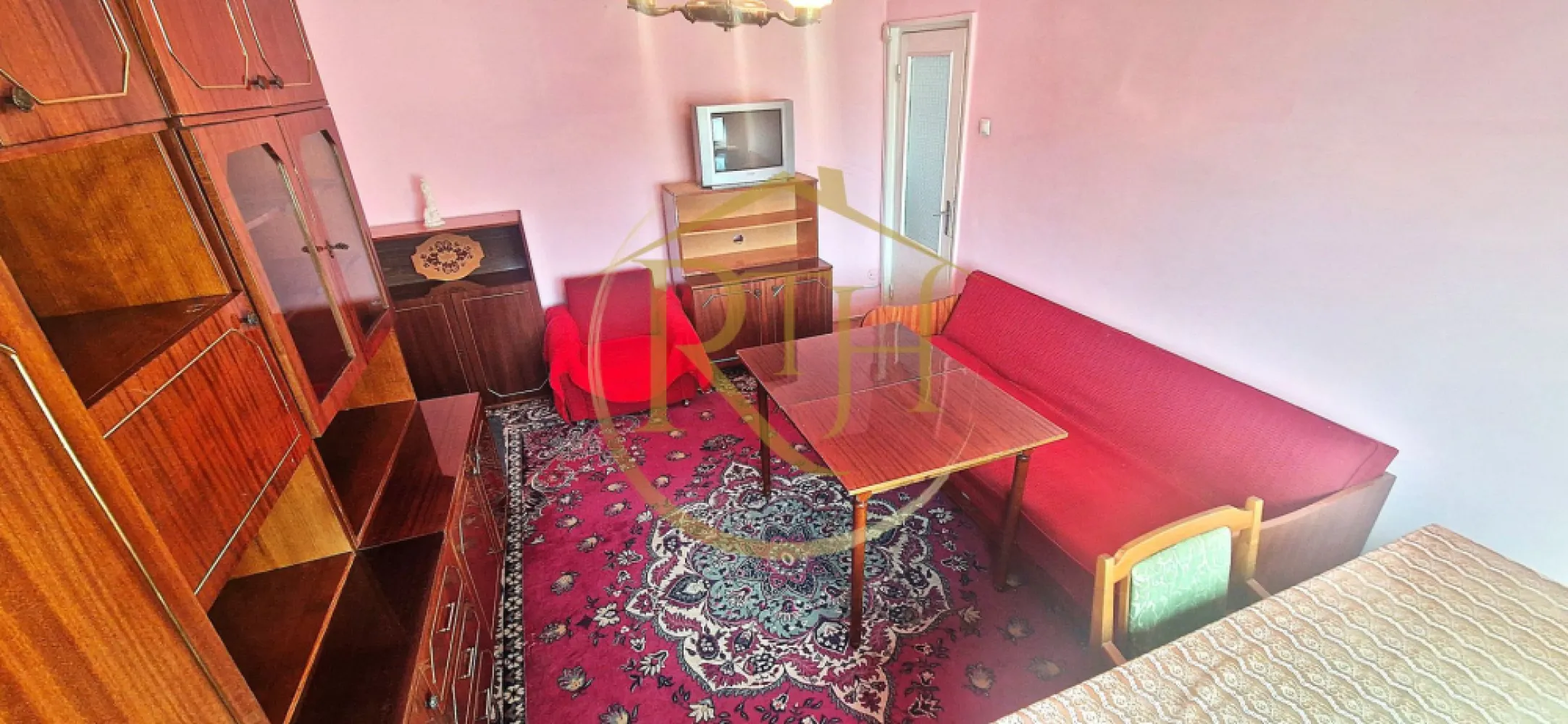 Apartament cu 2 camere de vânzare – Zona Olimpia, Timișoara - Oferim spre vanzare un apartament cu 2 camere, situat în zona Olimpia, una dintre cele mai căutate și mai dinamice locații din Timișoara. Această proprietate reprezintă o alegere excelentă atât pentru locuit, cât și pentru investiție, datorită accesului facil către toate punctele de interes ale orașului și a infrastructurii urbane complet dezvoltate.

Caracteristici generale:

Suprafață utilă: 48 mp
Balcon: 4 mp, potrivit pentru relaxare sau spațiu de depozitare suplimentar
Compartimentare: semidecomandat, optim gândit pentru confort și funcționalitate
Etaj: 4 dintr-un bloc cu acoperiș, foarte bine izolat termic

Împărțire interioară:

hol de acces
bucătărie luminoasă
living generos, cu acces spre balcon
hol secundar
dormitor confortabil
baie

Stare apartament:

Apartamentul este locuibil imediat, fiind vândut complet mobilat și utilat conform fotografiilor. Totuși, pentru cei care își doresc un ambient modern și personalizat, există posibilitatea efectuării unor mici renovări și îmbunătățiri, transformând astfel această proprietate într-un cămin adaptat propriului stil de viață.

Eficiență energetică și confort termic:
Comfortul termic asigurat de sistemul de termoficare al orasului.
Un avantaj important al acestei proprietăți este faptul că, înainte de montarea acoperișului, tavanul apartamentului a fost izolat suplimentar. Această îmbunătățire contribuie la:
reducerea pierderilor de căldură în sezonul rece
menținerea unei temperaturi plăcute pe timpul verii
costuri mai mici de întreținere și consum energetic optimizat.

Astfel, apartamentul oferă nu doar un confort sporit, ci și un avantaj financiar pe termen lung.

Zona Olimpia – un punct strategic în Timișoara:

Zona Olimpia este una dintre cele mai bine cotate locații din oraș, recunoscută pentru dinamism, conectivitate și acces rapid către cele mai importante obiective:
Instituții și centre importante: Centrul Regional de Afaceri, Sala „Constantin Jude”, Spitalul Județean, Facultatea de Drept
Sport și recreere: Stadionul „Dan Păltinișanu”, Baza Sportivă 2 Politehnica, Parcul Karlsruhe, Piața Volantă
Educație: Liceul de Muzică, școli și grădinițe în apropiere
Comerț și servicii: supermarketuri Lidl și Profi, farmacii, clinici medicale, bănci, magazine diverse
Restaurante și unități de cazare: Sabres, McDonald’s, Hotel Boavista
Transport: acces rapid la mijloacele de transport în comun (stații la doar 2 minute de mers pe jos) și conexiune facilă către toate zonele orașului
Facilități suplimentare: autogara Normandia, numeroase cafenele și spații de agrement
Această poziționare excelentă face ca apartamentul să fie ideal atât pentru locuire proprie, cât și pentru închiriere, datorită cererii ridicate din zonă.

Preț și condiții de vânzare:

Preț de vânzare: 90.000 € (ușor negociabil)

Avantaj major: NU se percepe comision de agenție

Puncte forte ale proprietății:

Locație premium – una dintre cele mai bine conectate zone ale Timișoarei
Apartament locuibil imediat, cu potențial de modernizare
Izolație termică suplimentară la tavan, realizată înaintea montării acoperișului
Eficiență energetică ridicată și cheltuieli reduse
Compartimentare practică și balcon
Acces la instituții, centre medicale, educaționale și de agrement

Proprietate reprezentata in exclusivitate de RealTimHouse .ro . Un pas spre un loc doar al tau!