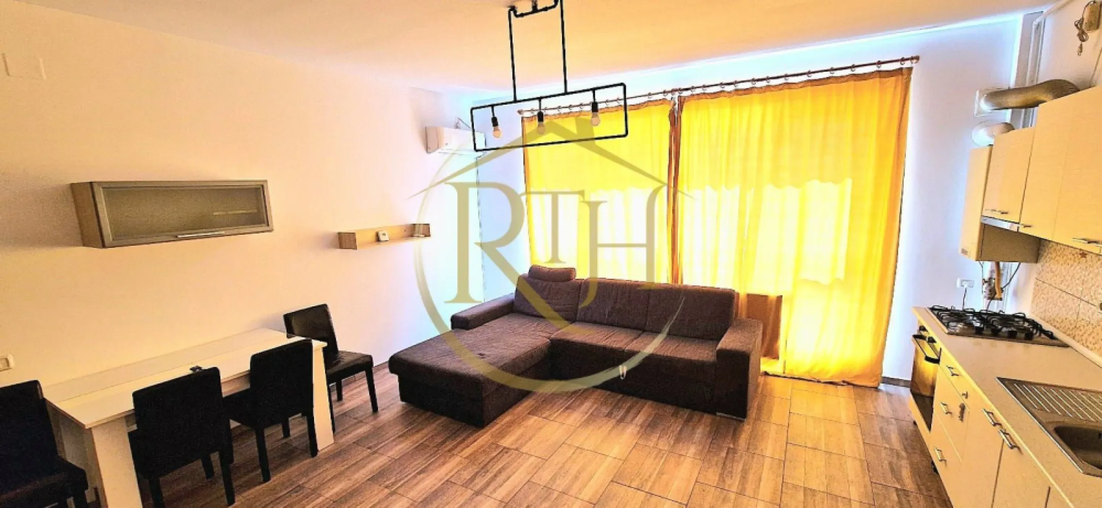 Oferim spre inchirere apartament modern cu 2 camere, open space – Giroc - Va propunem spre inchiriere un apartament modern si bine compartimentat, cu 2 camere, situat la parterul unui bloc nou, intr-o zona linistita si foarte bine conectata din Giroc. Proprietatea imbina confortul unui spatiu locativ functional cu avantajele unei locatii privilegiate, ceea ce o transforma intr-o alegere potrivita atat pentru rezidenta permanenta, cat si pentru relocare pe termen mediu sau lung.

Localizare si facilitati
Apartamentul se afla intr-o zona rezidentiala apreciata, aflata la cateva minute de mers pe jos fata de statii pentru mijloacele de transport in comun, ceea ce asigura acces rapid catre principalele puncte de interes din oras. In proximitate sunt disponibile numeroase facilitati care aduc un plus de confort vietii cotidiene: supermarketuri precum Penny, Lidl, Profi sau Mega Image, magazine si branduri cunoscute precum Sinsay, Pepco, KIK, farmacii, centru medical, sala de sport, benzinarie Rompetrol . Zona ofera, de asemenea, multiple optiuni pentru petrecerea timpului liber, cum ar fi Pizzeria Il Locale, Pasa Garden sau parcul David Voniga, ideale pentru relaxare si socializare. Totodata, prezenta scolilor si liceelor in apropiere face ca aceasta proprietate sa fie potrivita si pentru familiile cu copii.

Descrierea apartamentului
Locuinta se inchiriaza complet mobilata si utilata, fiind conceputa pentru a raspunde celor mai inalte standarde de confort. Compartimentarea este eficienta si include un living generos in stil open space, integrat cu o bucatarie complet echipata, un dormitor matrimonial spatios si o baie moderna dotata cu cada. Spatiile au fost gandite astfel incat sa ofere atat functionalitate, cat si un ambient placut si primitor.

Dotari si beneficii
Apartamentul este echipat cu masina de spalat rufe, frigider, aragaz, hota, televizor si aparat de aer conditionat, toate alese pentru a oferi confortul necesar unui trai cotidian lipsit de griji. Incalzirea se realizeaza prin centrala termica proprie pe gaz, cu contorizare individuala, ceea ce permite un control optim al consumului si, implicit, costuri reduse de intretinere. In plus, locuinta dispune de un loc de parcare privat, inclus in pretul chiriei, oferind un avantaj important pentru rezidentii motorizati.

Profilul chiriasului
Proprietatea se adreseaza atat persoanelor singure, cat si cuplurilor sau familiilor care isi doresc un apartament modern, curat, bine pozitionat si cu acces facil la toate facilitatile esentiale ale vietii de zi cu zi.
Nu se accepta animale de companie.

Conditii de inchiriere:
Pretul chiriei este de 350 euro/luna, la care se adauga o garantie in valoare de 350 euro si comisionul agentiei.

Aceasta oferta este prezentata de RealTimHouse.ro – partenerul dumneavoastra de incredere in gasirea locuintei potrivite.