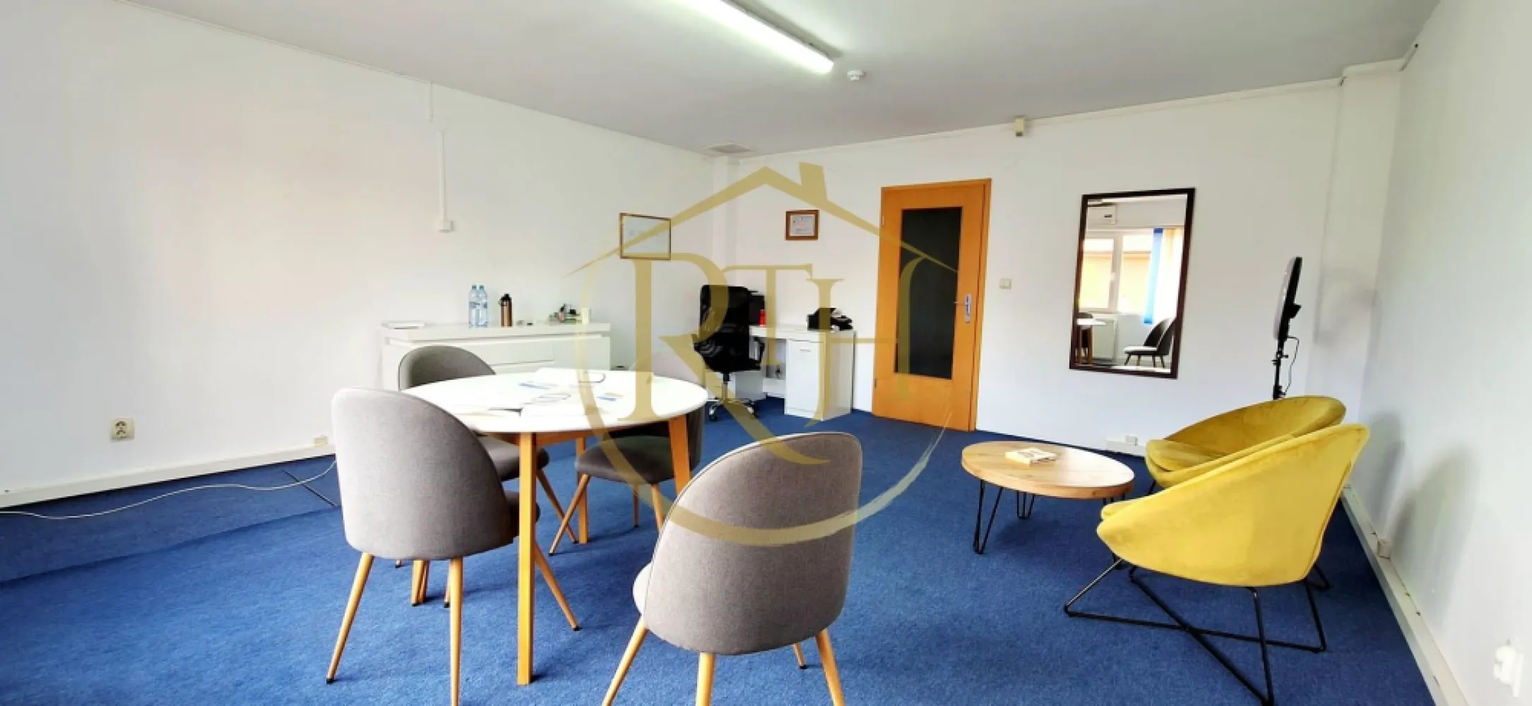Oferim spre inchiriere birou 28 mp, zona Soarelui - 🏢 Birou de 28 mp disponibil – zonă Soarelui, Timișoara

Acest spațiu de birou de 28 mp, situat la etajul 1 al unei clădiri moderne de birouri din zona Soarelui – în apropiere de Sud Plaza, reprezintă o alegere excelentă pentru antreprenori, freelanceri sau companii mici care caută un loc funcțional, accesibil și bine întreținut.

✅ Detalii și facilități:

Suprafață utilă: 28 mp

Etaj 1, în clădire de birouri îngrijită

Acces auto în curte, cu barieră (fără acces TIR)

Parcare privată în incintă

Grupuri sanitare și bucătărie la comun

Cheltuieli de întreținere reduse

Biroul este parțial mobilat

💶 Preț chirie: 10 euro/mp + TVA
🔒 Garanție: o lună de chirie
💼 Comision agenție se aplică

📍 Proprietate reprezentată în exclusivitate de RealTimHouse.ro – un pas spre locul perfect pentru afacerea ta!