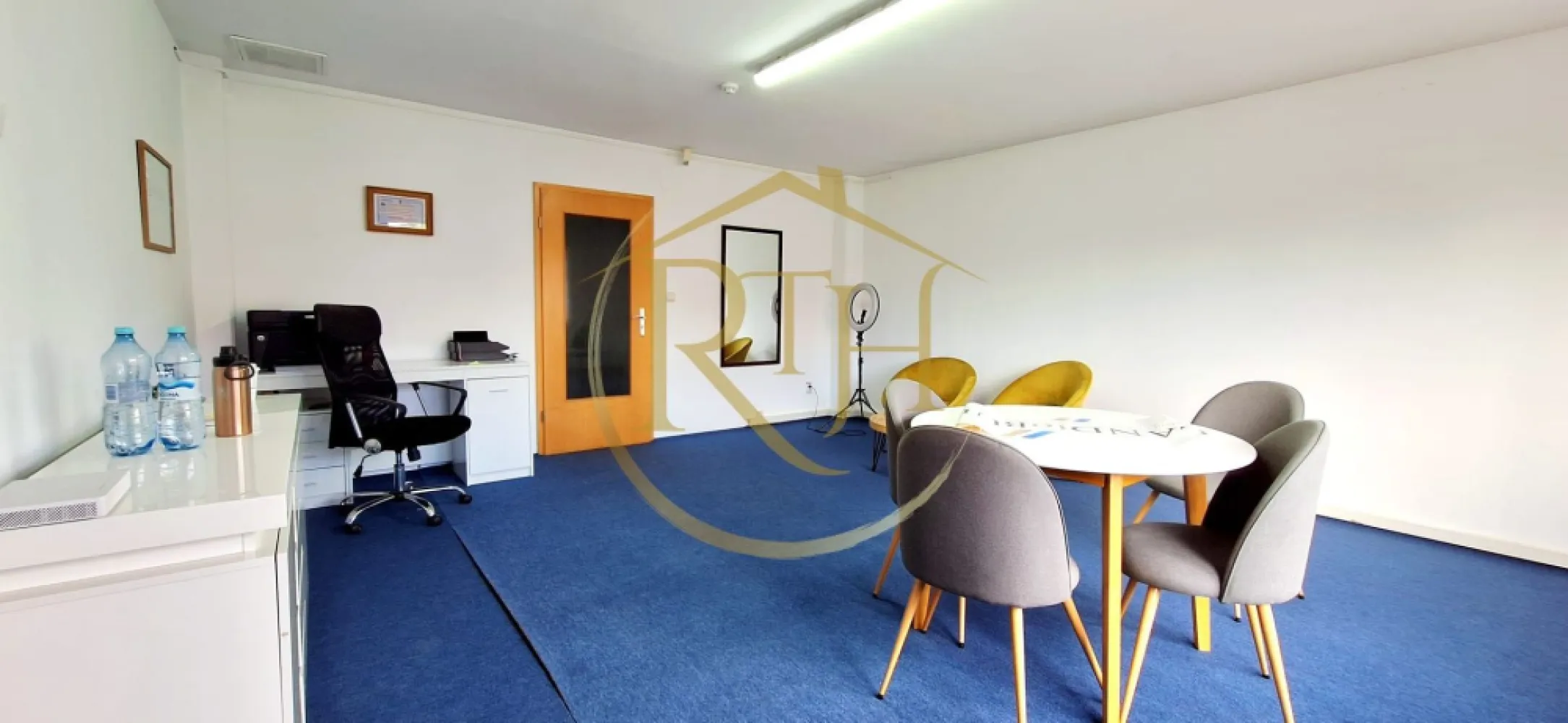 Oferim spre inchiriere birou 28 mp, zona Soarelui - 🏢 Birou de 28 mp disponibil – zonă Soarelui, Timișoara

Acest spațiu de birou de 28 mp, situat la etajul 1 al unei clădiri moderne de birouri din zona Soarelui – în apropiere de Sud Plaza, reprezintă o alegere excelentă pentru antreprenori, freelanceri sau companii mici care caută un loc funcțional, accesibil și bine întreținut.

✅ Detalii și facilități:

Suprafață utilă: 28 mp

Etaj 1, în clădire de birouri îngrijită

Acces auto în curte, cu barieră (fără acces TIR)

Parcare privată în incintă

Grupuri sanitare și bucătărie la comun

Cheltuieli de întreținere reduse

Biroul este parțial mobilat

💶 Preț chirie: 10 euro/mp + TVA
🔒 Garanție: o lună de chirie
💼 Comision agenție se aplică

📍 Proprietate reprezentată în exclusivitate de RealTimHouse.ro – un pas spre locul perfect pentru afacerea ta!