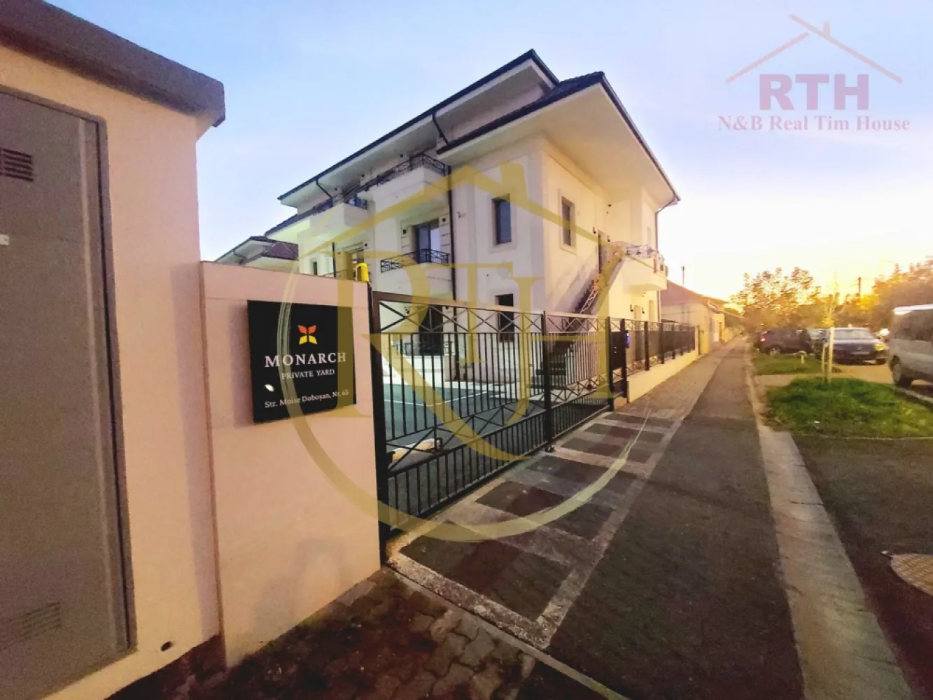 Apartament 2 camere de inchiriat ,amenajat si mobilat premium-zona Mehala. - ✨ Apartament modern cu 2 camere, grădină privată și parcare în zonă rezidențială exclusivistă – Ronaț-Mehala, Timișoara ✨

📍 Locație premium: la parterul uni bloc privat in Ronaț – Mehala zonă rezidențială curată și liniștită, cu acces controlat prin barieră automată, supraveghere video 24/7, și loc de parcare inclus în curte închisă.
Ideal pentru cei care caută un stil de viață relaxat, departe de agitația orașului, dar cu acces rapid către punctele de interes din Timișoara.

🏢 Despre complexul rezidențial:
Un cartier modern, curat și bine întreținut, care oferă un mediu sigur și liniștit. Acces controlat, parcare în curte, camere video, iar zona este ideală pentru o viață echilibrată, aproape de facilitățile urbane, dar ferită de agitația orașului.

🔑 Detalii generale:

Suprafață utilă: 56 mp
Curte proprie: 35 mp – un mic colț de natură doar pentru tine
Terasă privată: perfectă pentru relaxare, mese în aer liber sau spațiu verde personal
Loc de parcare privat 

🛏️ Compartimentare ideală:

Dormitor spațios și liniștit
Living luminos și aerisit, cu mobilier nou
Bucătărie complet echipată și mobilată, cu electrocasnice încorporate (cuptor, mașină de spălat vase, centrală termică)
Baie modernă
Hol de acces
Balcon
Terasă exterioară
Spațiu de depozitare util

⚙️ Facilități și dotări moderne pentru confortul tău:

🔥 Încălzire eficientă prin centrală termică proprie, integrată discret în mobilierul bucătăriei
❄️ Aer condiționat performant – pentru zilele călduroase de vară
✅ Cuptor electric și mașină de spălat vase încorporate
✅ Televizor nou (instalat înainte de mutare)
✅ Loc de parcare în curte închisă, accesibilă prin barieră automată cu telecomandă
✅ Sistem video de supraveghere 24/7 pentru siguranță maximă
✅ Lift în clădire pentru acces facil
✅ Geamuri cu plase anti-insecte (garantând confort în zilele calde)

Prețul de închiriere este de 550 euro pe lună, la care se adaugă o garanție în valoare de 550 euro și comisionul agenției.

Proprietate reprezentată de RealTimHouse.ro.
Un pas spre un loc doar al tău!