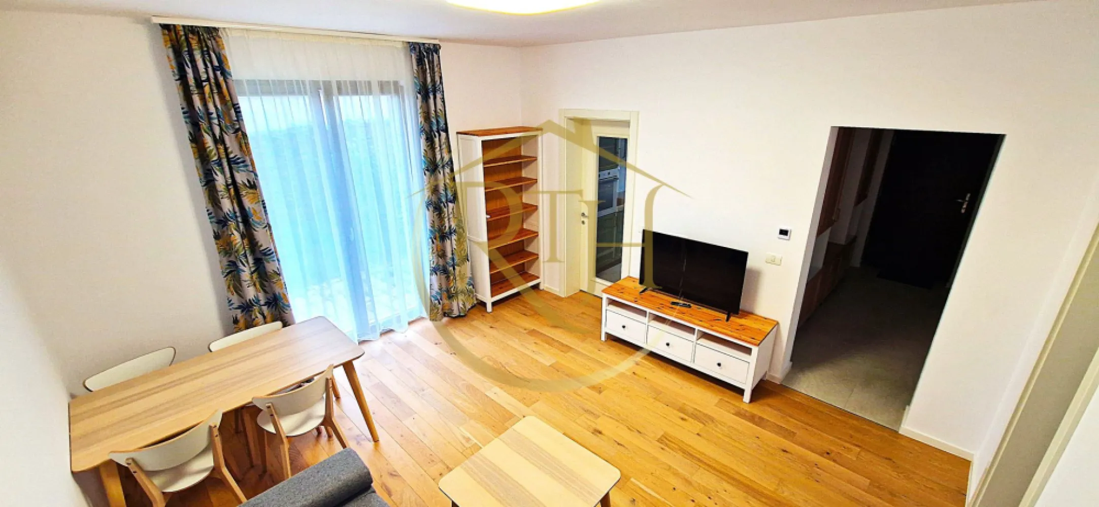 Apartament 2 camere de inchiriat ,amenajat si mobilat premium-zona Mehala. - ✨ Apartament modern cu 2 camere, grădină privată și parcare în zonă rezidențială exclusivistă – Ronaț-Mehala, Timișoara ✨

📍 Locație premium: la parterul uni bloc privat in Ronaț – Mehala zonă rezidențială curată și liniștită, cu acces controlat prin barieră automată, supraveghere video 24/7, și loc de parcare inclus în curte închisă.
Ideal pentru cei care caută un stil de viață relaxat, departe de agitația orașului, dar cu acces rapid către punctele de interes din Timișoara.

🏢 Despre complexul rezidențial:
Un cartier modern, curat și bine întreținut, care oferă un mediu sigur și liniștit. Acces controlat, parcare în curte, camere video, iar zona este ideală pentru o viață echilibrată, aproape de facilitățile urbane, dar ferită de agitația orașului.

🔑 Detalii generale:

Suprafață utilă: 56 mp
Curte proprie: 35 mp – un mic colț de natură doar pentru tine
Terasă privată: perfectă pentru relaxare, mese în aer liber sau spațiu verde personal
Loc de parcare privat 

🛏️ Compartimentare ideală:

Dormitor spațios și liniștit
Living luminos și aerisit, cu mobilier nou
Bucătărie complet echipată și mobilată, cu electrocasnice încorporate (cuptor, mașină de spălat vase, centrală termică)
Baie modernă
Hol de acces
Balcon
Terasă exterioară
Spațiu de depozitare util

⚙️ Facilități și dotări moderne pentru confortul tău:

🔥 Încălzire eficientă prin centrală termică proprie, integrată discret în mobilierul bucătăriei
❄️ Aer condiționat performant – pentru zilele călduroase de vară
✅ Cuptor electric și mașină de spălat vase încorporate
✅ Televizor nou (instalat înainte de mutare)
✅ Loc de parcare în curte închisă, accesibilă prin barieră automată cu telecomandă
✅ Sistem video de supraveghere 24/7 pentru siguranță maximă
✅ Lift în clădire pentru acces facil
✅ Geamuri cu plase anti-insecte (garantând confort în zilele calde)

Prețul de închiriere este de 550 euro pe lună, la care se adaugă o garanție în valoare de 550 euro și comisionul agenției.

Proprietate reprezentată de RealTimHouse.ro.
Un pas spre un loc doar al tău!
