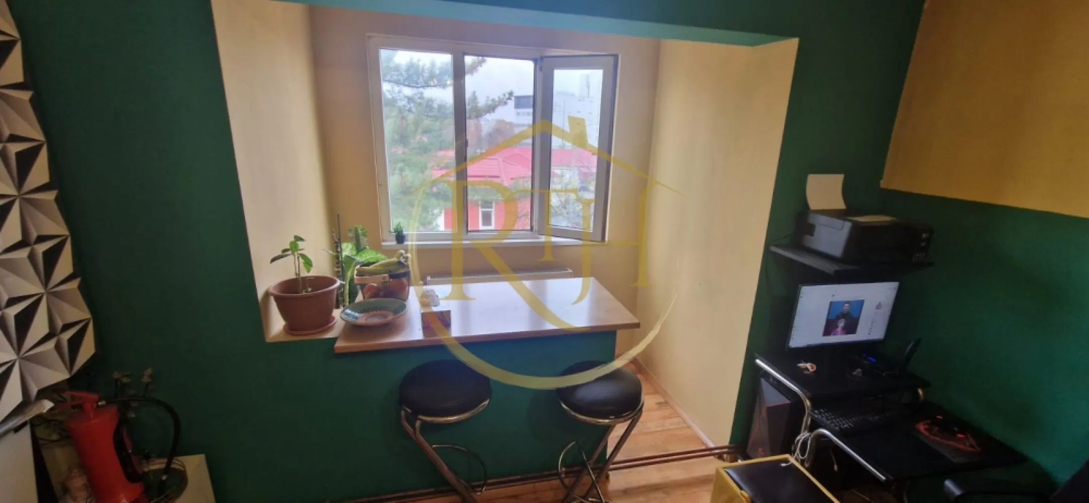 Vand apartament cu 4 camere in zona spitalul judetean,comision ,,0'' - Vând apartament cu 4 camere, semidecomandat, situat într-o zonă centrală, la doar câțiva pași de Spitalul Județean și alte facilități esențiale.
Locație excelentă și accesibilitate:

La doar 1 minut de grădiniță 5 minute de școală, fiind ideal pentru o familie cu copii.
Legături excelente cu mijloacele de transport: tramvai 9, autobuz E2, firobuz 15 și 16.
Aproape de magazine alimentare: Profi, Penny, Carrefour, pentru confortul zilnic.
Zona liniștită și bine conectată la principalele puncte de interes din oraș.

Caracteristici apartament:
Suprafață utilă: 64,56 m²
Compartimentare: Antreu, cameră, bucătărie, baie, living, sas, 2 camere și balcon.
Confort termic: Centrala proprie și climatizare pentru un mediu optim în orice sezon.
Stare: Apartamentul se vinde parțial mobilat și utilat, fiind perfect pentru mutare rapidă sau personalizare.

Posibilități de achiziție:

Se poate cumpăra atât cu bani cash, cât și prin credit ipotecar.

Consultanță financiară gratuită pentru accesarea unui credit ipotecar, oferită prin intermediul unui broker acreditat, pentru a facilita procesul de cumpărare.

Preț: 108.000 EUR ,fără comision agenție!

Proprietatea este reprezentată în exclusivitate de RealTimHouse.ro.

Un pas spre un loc doar al tău!