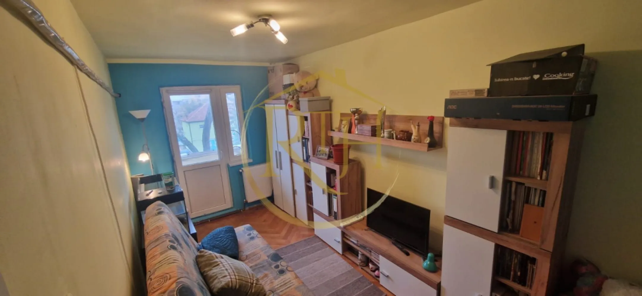 Vand apartament cu 4 camere in zona spitalul judetean,comision ,,0'' - Vând apartament cu 4 camere, semidecomandat, situat într-o zonă centrală, la doar câțiva pași de Spitalul Județean și alte facilități esențiale.
Locație excelentă și accesibilitate:

La doar 1 minut de grădiniță 5 minute de școală, fiind ideal pentru o familie cu copii.
Legături excelente cu mijloacele de transport: tramvai 9, autobuz E2, firobuz 15 și 16.
Aproape de magazine alimentare: Profi, Penny, Carrefour, pentru confortul zilnic.
Zona liniștită și bine conectată la principalele puncte de interes din oraș.

Caracteristici apartament:
Suprafață utilă: 64,56 m²
Compartimentare: Antreu, cameră, bucătărie, baie, living, sas, 2 camere și balcon.
Confort termic: Centrala proprie și climatizare pentru un mediu optim în orice sezon.
Stare: Apartamentul se vinde parțial mobilat și utilat, fiind perfect pentru mutare rapidă sau personalizare.

Posibilități de achiziție:

Se poate cumpăra atât cu bani cash, cât și prin credit ipotecar.

Consultanță financiară gratuită pentru accesarea unui credit ipotecar, oferită prin intermediul unui broker acreditat, pentru a facilita procesul de cumpărare.

Preț: 108.000 EUR ,fără comision agenție!

Proprietatea este reprezentată în exclusivitate de RealTimHouse.ro.

Un pas spre un loc doar al tău!