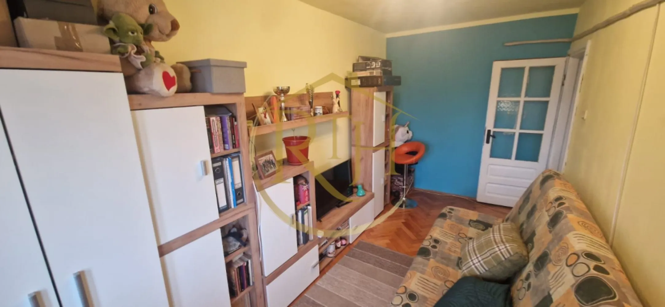 Vand apartament cu 4 camere in zona spitalul judetean,comision ,,0'' - Vând apartament cu 4 camere, semidecomandat, situat într-o zonă centrală, la doar câțiva pași de Spitalul Județean și alte facilități esențiale.
Locație excelentă și accesibilitate:

La doar 1 minut de grădiniță 5 minute de școală, fiind ideal pentru o familie cu copii.
Legături excelente cu mijloacele de transport: tramvai 9, autobuz E2, firobuz 15 și 16.
Aproape de magazine alimentare: Profi, Penny, Carrefour, pentru confortul zilnic.
Zona liniștită și bine conectată la principalele puncte de interes din oraș.

Caracteristici apartament:
Suprafață utilă: 64,56 m²
Compartimentare: Antreu, cameră, bucătărie, baie, living, sas, 2 camere și balcon.
Confort termic: Centrala proprie și climatizare pentru un mediu optim în orice sezon.
Stare: Apartamentul se vinde parțial mobilat și utilat, fiind perfect pentru mutare rapidă sau personalizare.

Posibilități de achiziție:

Se poate cumpăra atât cu bani cash, cât și prin credit ipotecar.

Consultanță financiară gratuită pentru accesarea unui credit ipotecar, oferită prin intermediul unui broker acreditat, pentru a facilita procesul de cumpărare.

Preț: 108.000 EUR ,fără comision agenție!

Proprietatea este reprezentată în exclusivitate de RealTimHouse.ro.

Un pas spre un loc doar al tău!